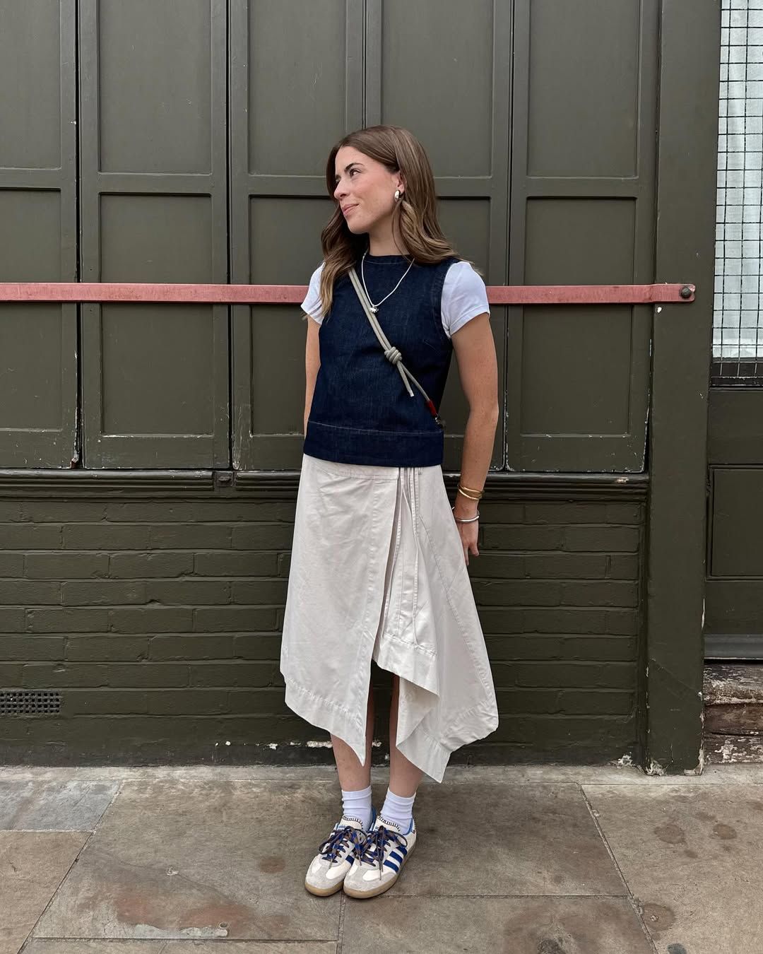 얇고 슬림한 스니커즈 | 인스타그램 @iamcharlotteolivia