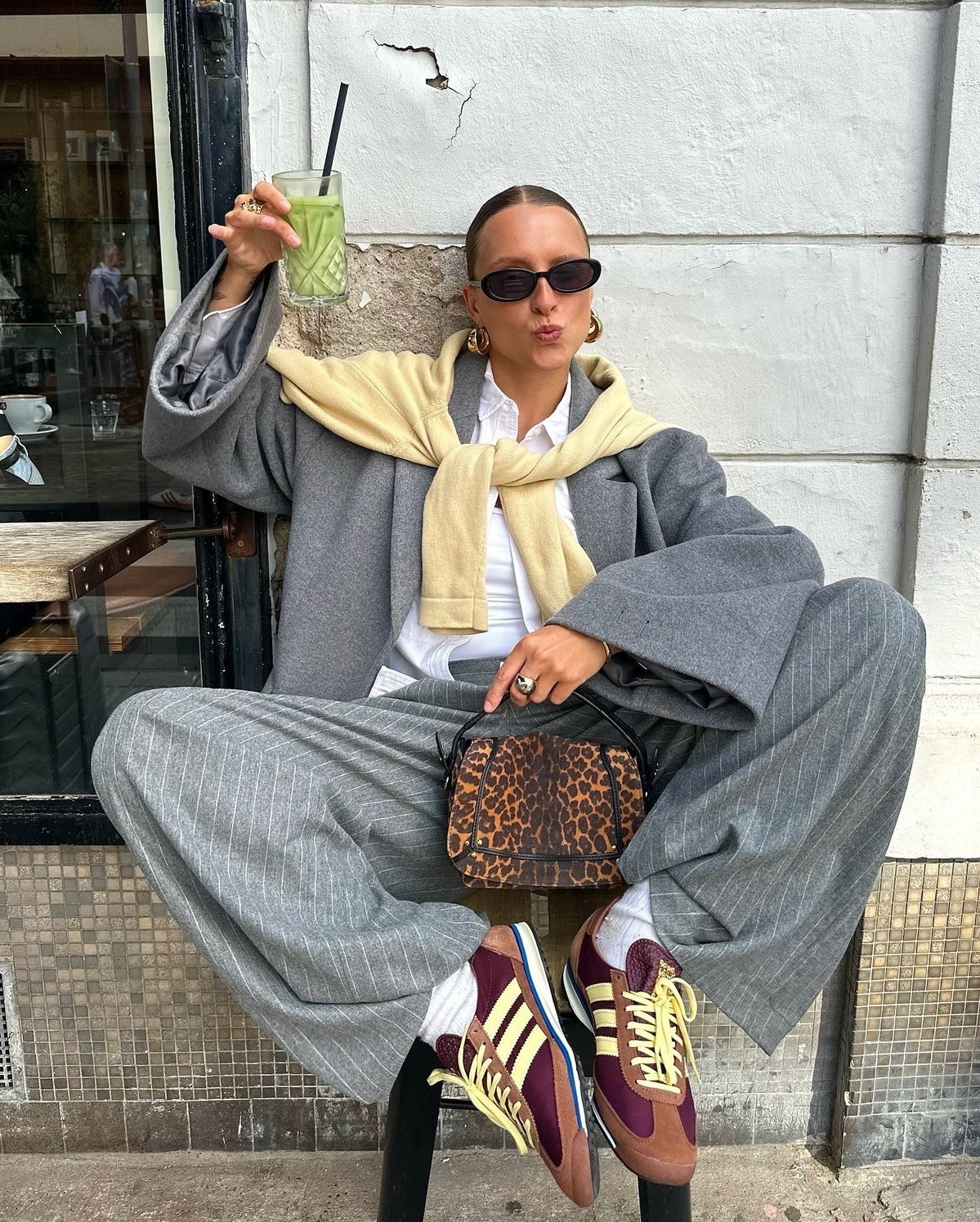 얇고 슬림한 스니커즈 | 인스타그램 @lara_bsmnn