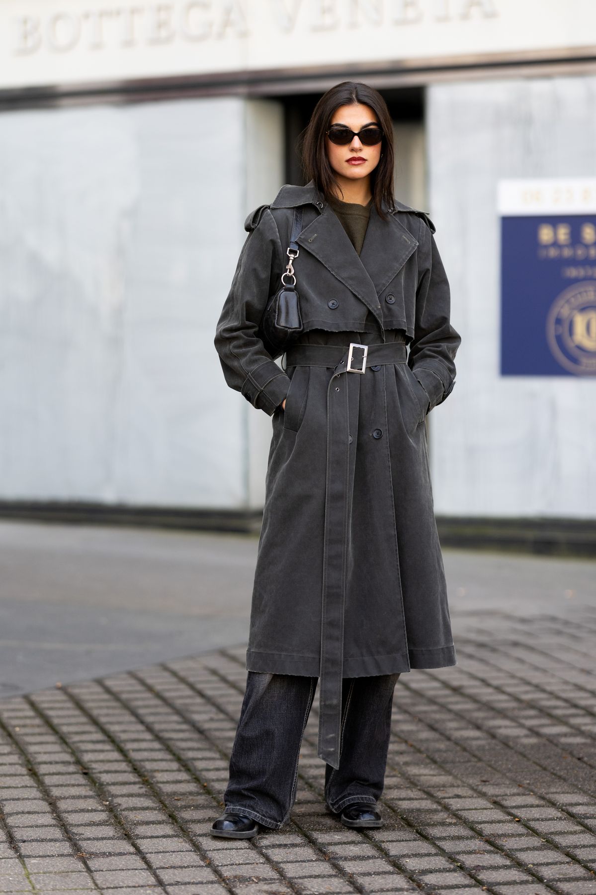 블랙 데님 트렌치코트 | 출처 게티 이미지