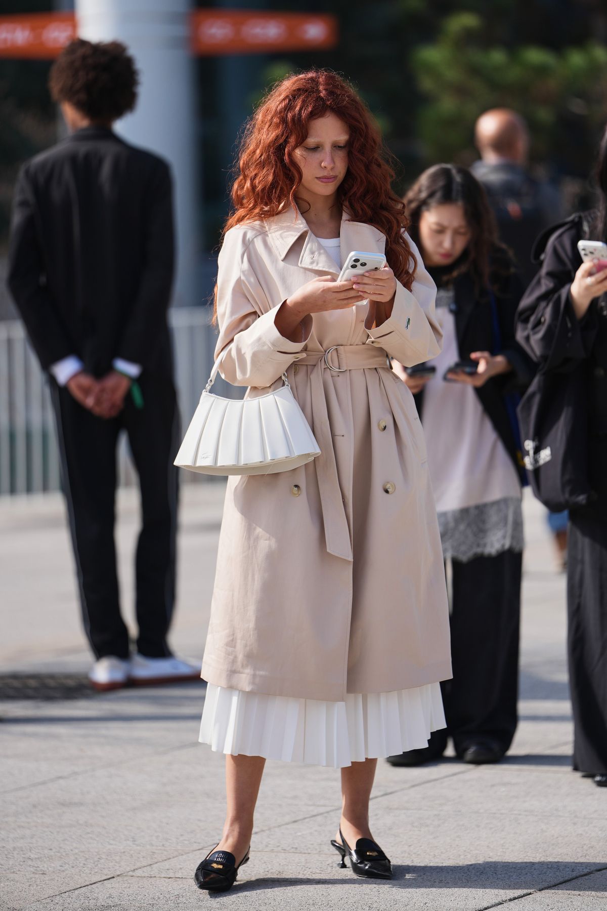 크림 컬러 트렌치코트 | 출처 게티 이미지