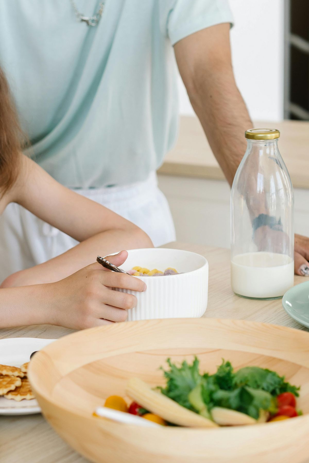 가벼운 산책이나 스트레칭은 감정적으로 음식을 찾는 경향을 줄이는데 도움을 준다. 이미지 Pexels