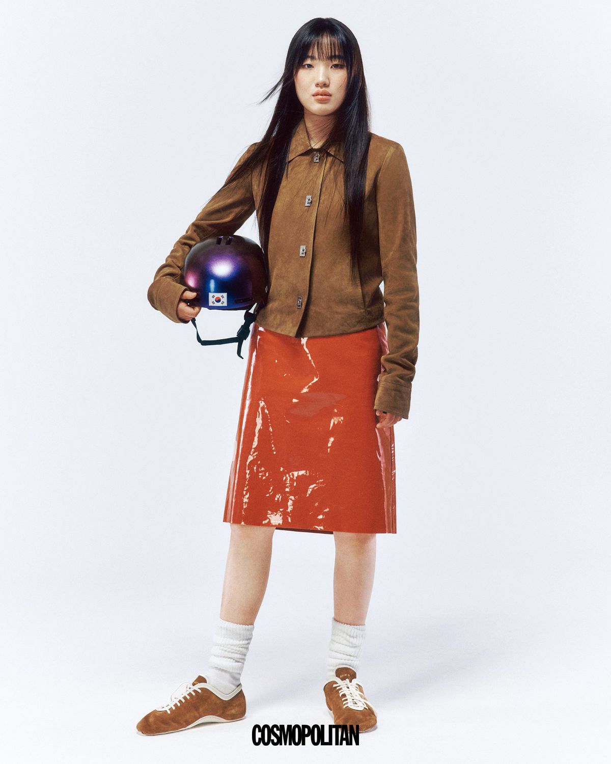 스웨이드 재킷, 페이턴트 스커트 모두 Ferragamo. 브라운 스니커즈 Dries Van Noten. 양말 스타일리스트 소장품. 