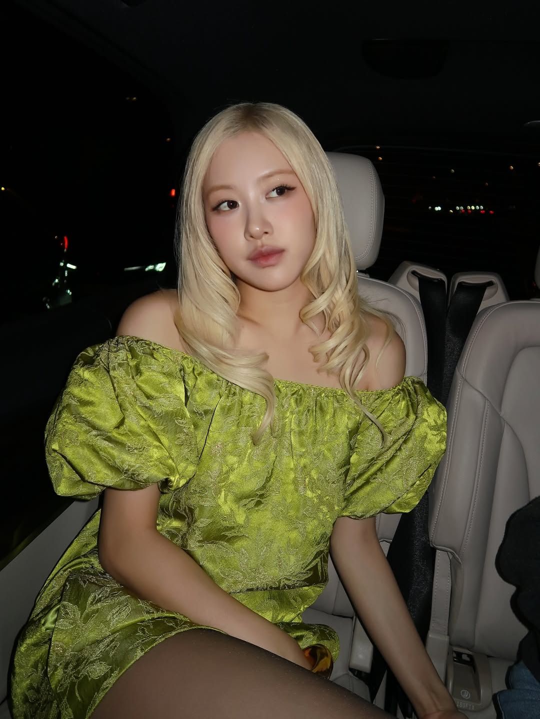 로제 금발 (출처 : 인스타그램 @roses_are_rosie)