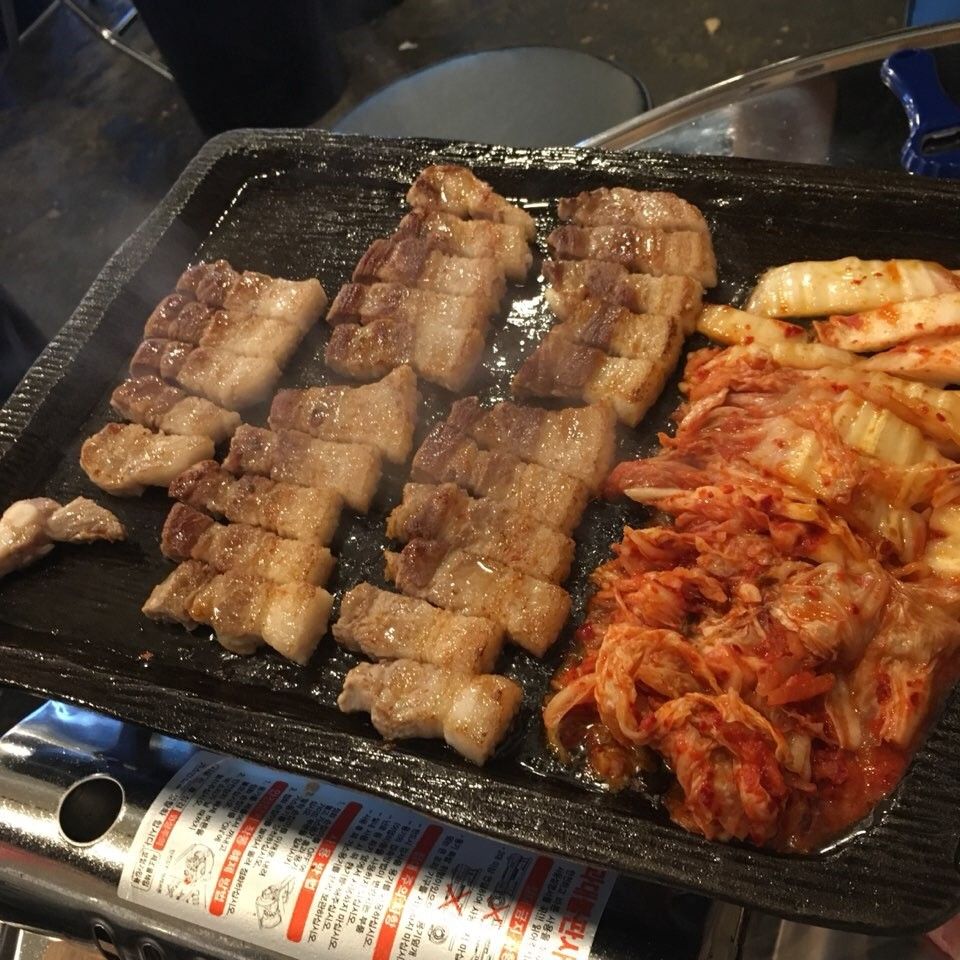 강민경이 픽한 합정역 앞 삼겹살, 항정살 맛집 ‘신김치생삼겹살’. 사진 네이버 지도 신김치생삼겹살 업체 등록 사진