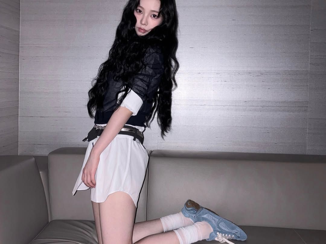 화이트 셔츠 원피스를 선택한 카리나. 인스타그램 @katarinabluu