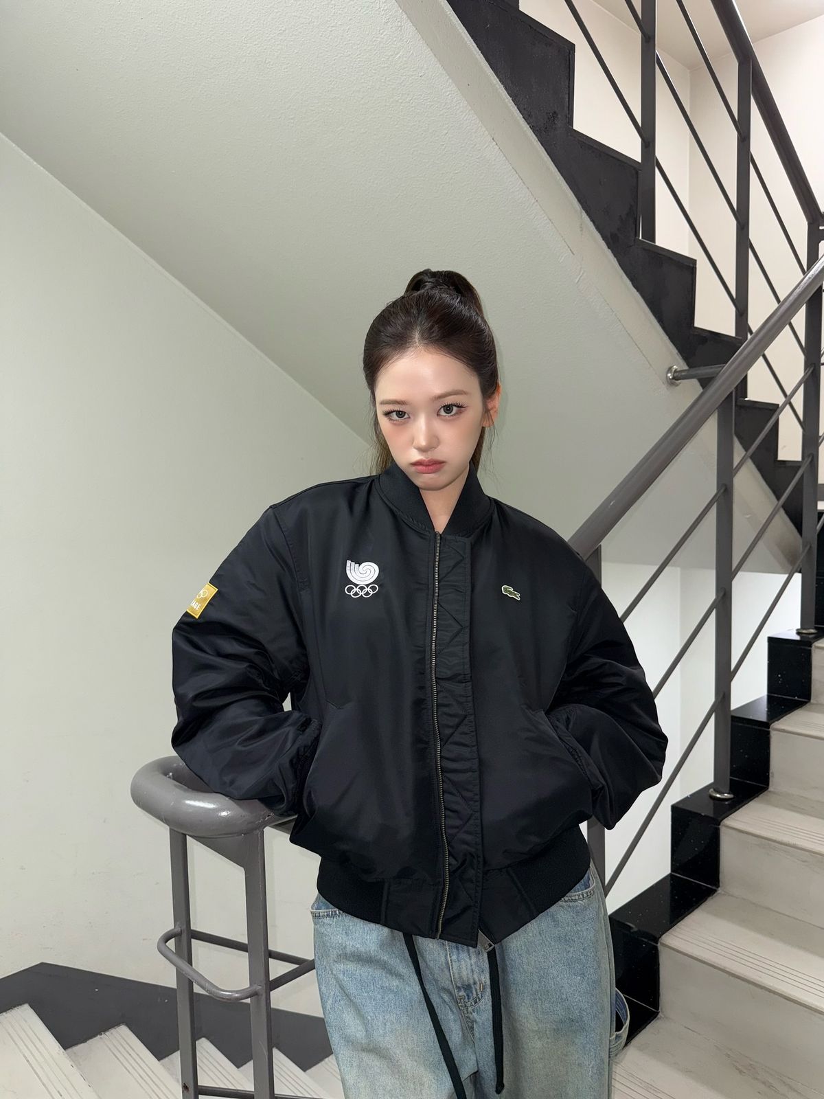 안유진의 항공점퍼 코디. 인스타그램 @_yujin_an