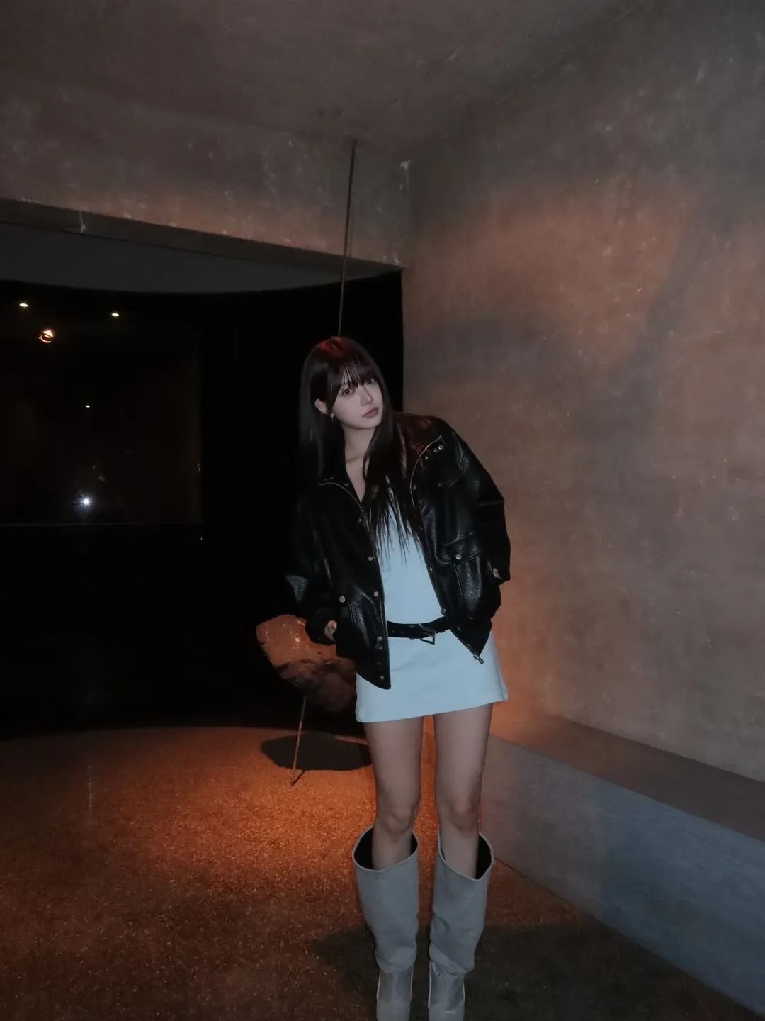 미니멀 화이트 원피스를 시크하게 코디한 홍은채. 인스타그램 @hhh.e_c.v