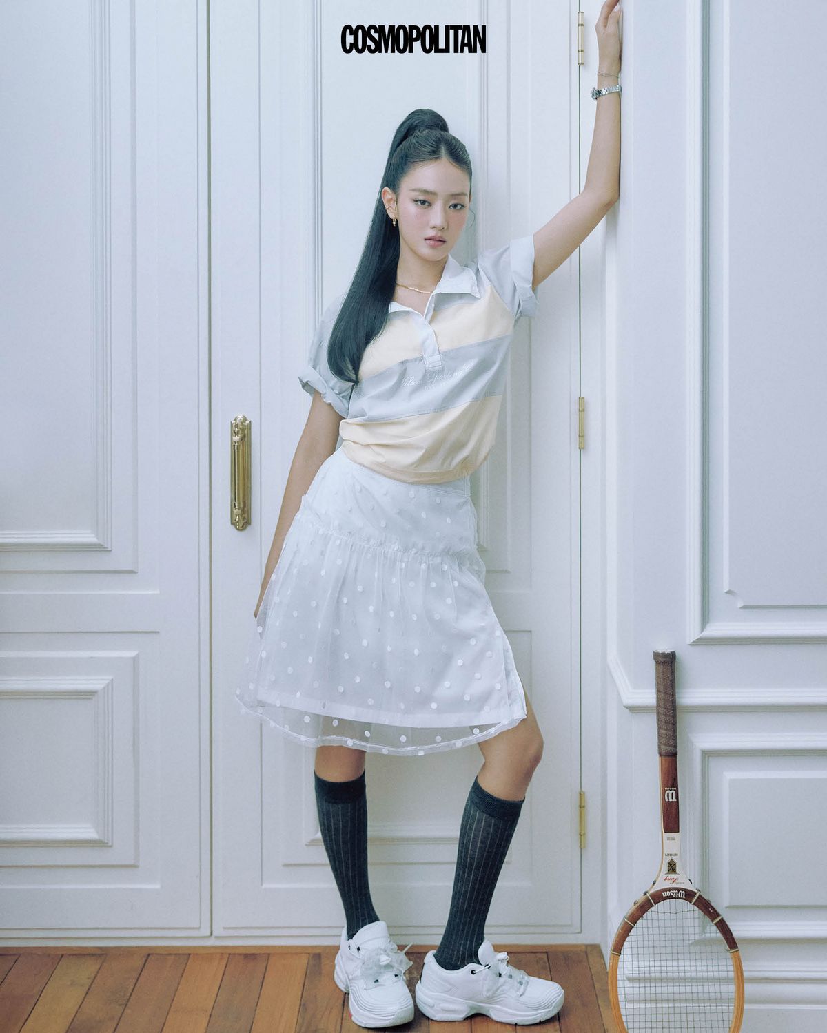 프리마 반팔 아노락 15만원, 에뜨왈 도트 스커트 17만원, 에어리 스니커즈 18만원, 클래식 라켓 가격미정 모두 Wilson. 이어 커프 Dana Burton. 귀고리 Haesoo.L. 팔찌 Dewcong. 양말 OVT-U. 목걸이, 시계 스타일리스트 소장품. 