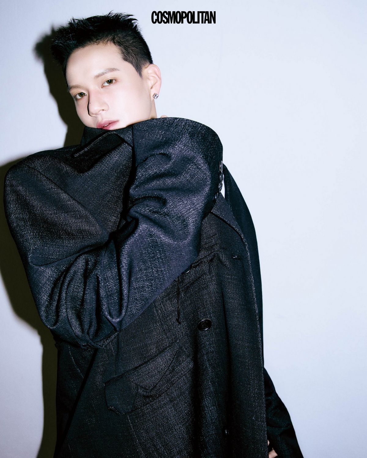 재킷 Neu_in. 귀고리 스타일리스트 소장품.