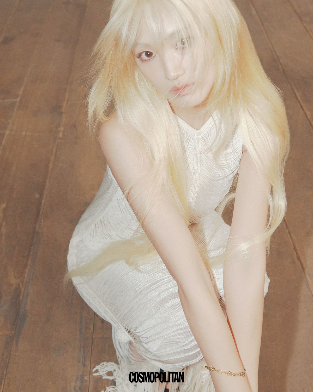 드레스 Akris. 팔찌 Pomellato.