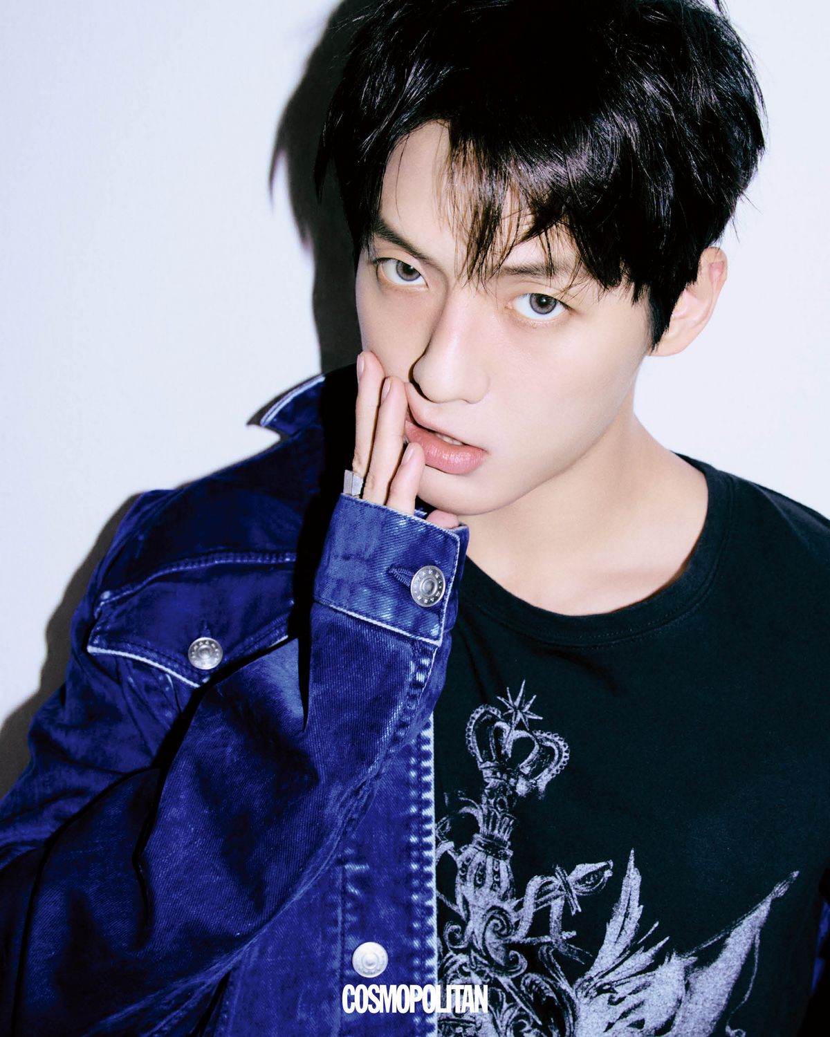 데님 재킷 Marni. 티셔츠, 반지 스타일리스트 소장품. 