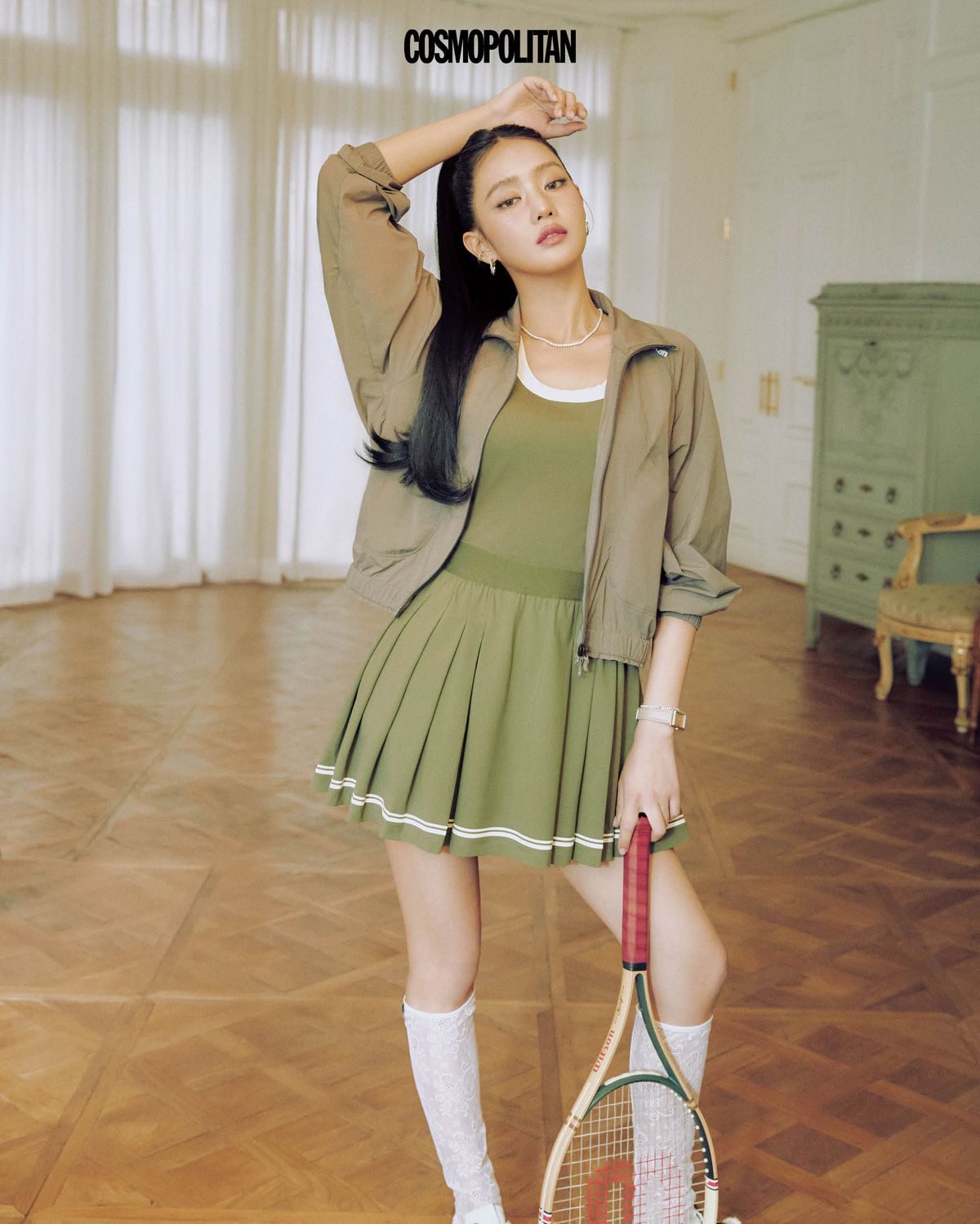 베일라이크 재킷 18만원, 콘트라스트 스쿱 드레스 20만원, 클래식 라켓 가격미정 모두 Wilson. 목걸이 Honest Seoul. 팔찌 Haesoo.L. 레이스 양말 Overdue Flair. 스니커즈 Miu Miu. 이어 커프, 귀고리, 시계 스타일리스트 소장품. 