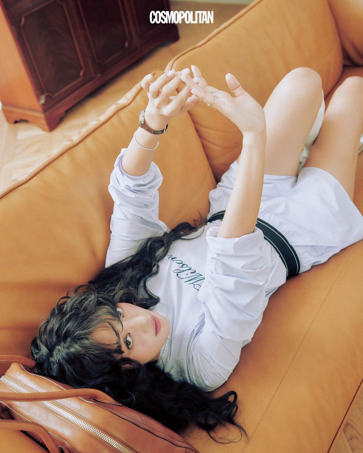 프리마 트위스트 피스테 톱 18만원, 아이코닉3″ 쇼츠 12만원 모두 Wilson. 목걸이, 양말 모두 OVT-U. 팔찌 Haesoo.L. 반지 Hei. 톱 핸들 백 Miu Miu. 시계 스타일리스트 소장품. 