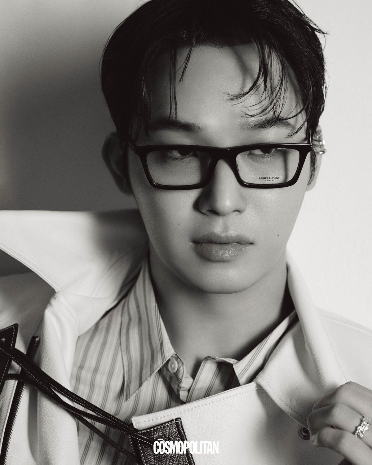 재킷 Neu_in. 안경 Saint Laurent by Anthony Vaccarello. 셔츠, 이어 커프, 반지 스타일리스트 소장품.