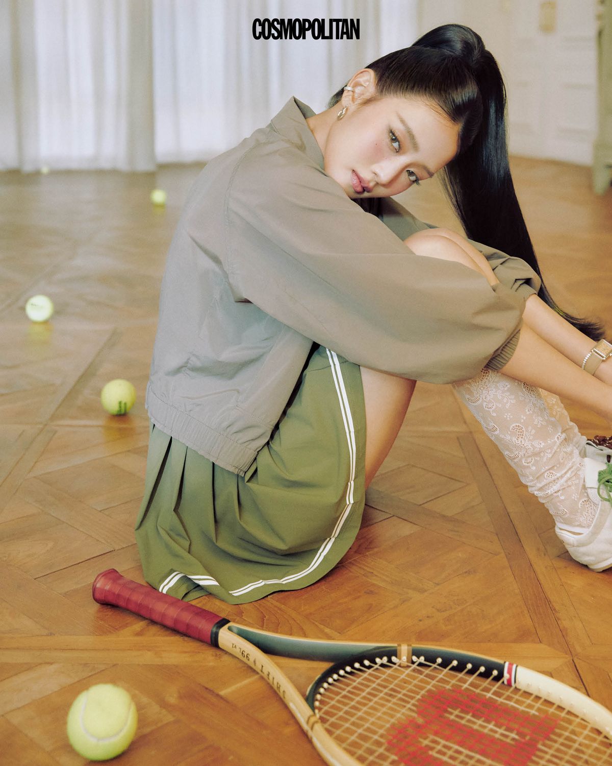 베일라이크 재킷 18만원, 콘트라스트 스쿱 드레스 20만원, 클래식 라켓 가격미정 모두 Wilson. 팔찌 Haesoo.L. 레이스 양말 Overdue Flair. 스니커즈 Miu Miu. 이어 커프, 귀고리, 시계 스타일리스트 소장품. 