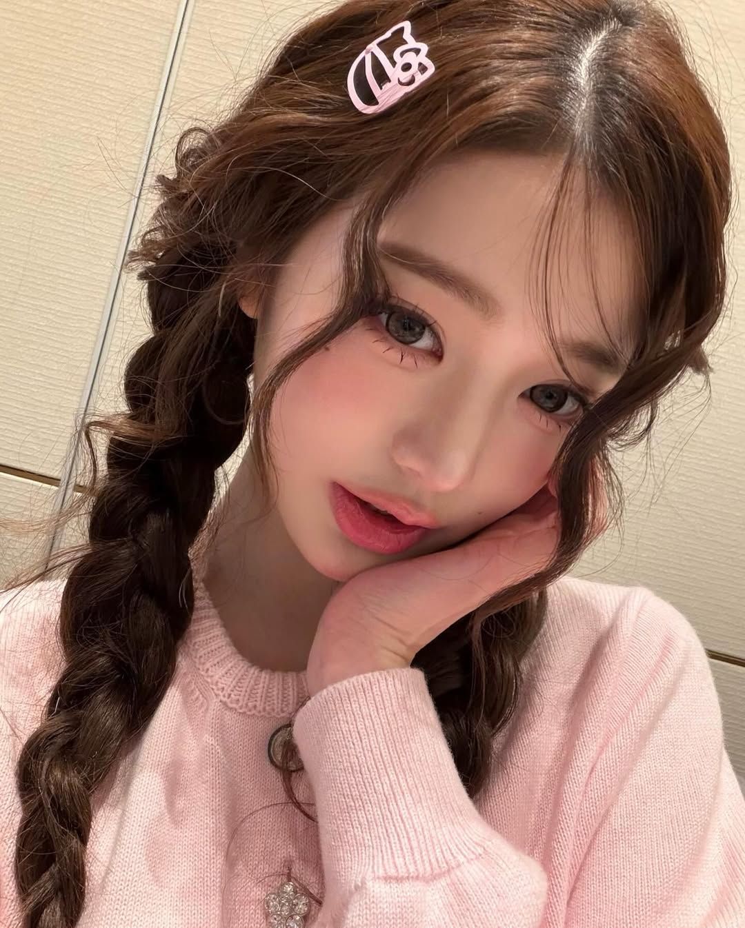 장원영의 귀여운 양갈래 땋은 머리. 인스타그램 @for_everyoung10