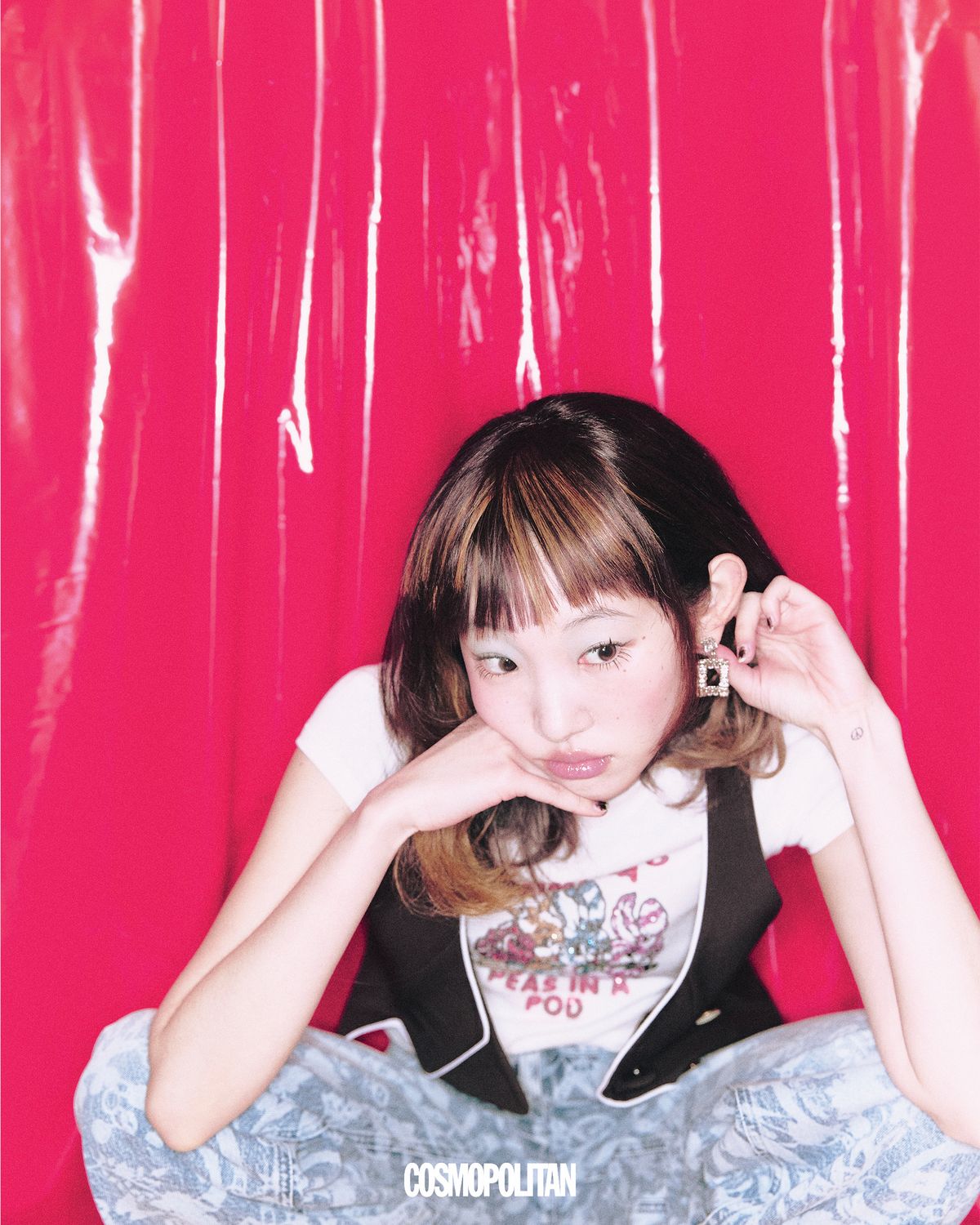 베스트, 프린트 데님 팬츠 모두 가격미정 Louis Vuitton. 스팽글 티셔츠 가격미정 Kenzo. 귀고리 가격미정 Roger Vivier. 