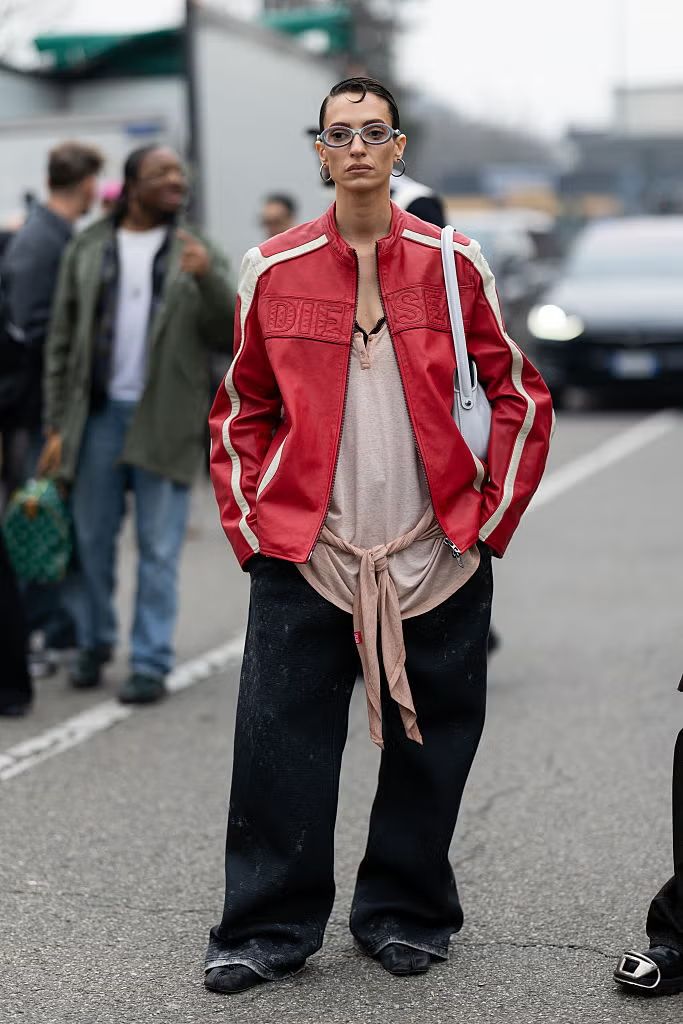 가죽 자켓과 청바지 스타일링 | Valentina Frugiuele//Getty Images
