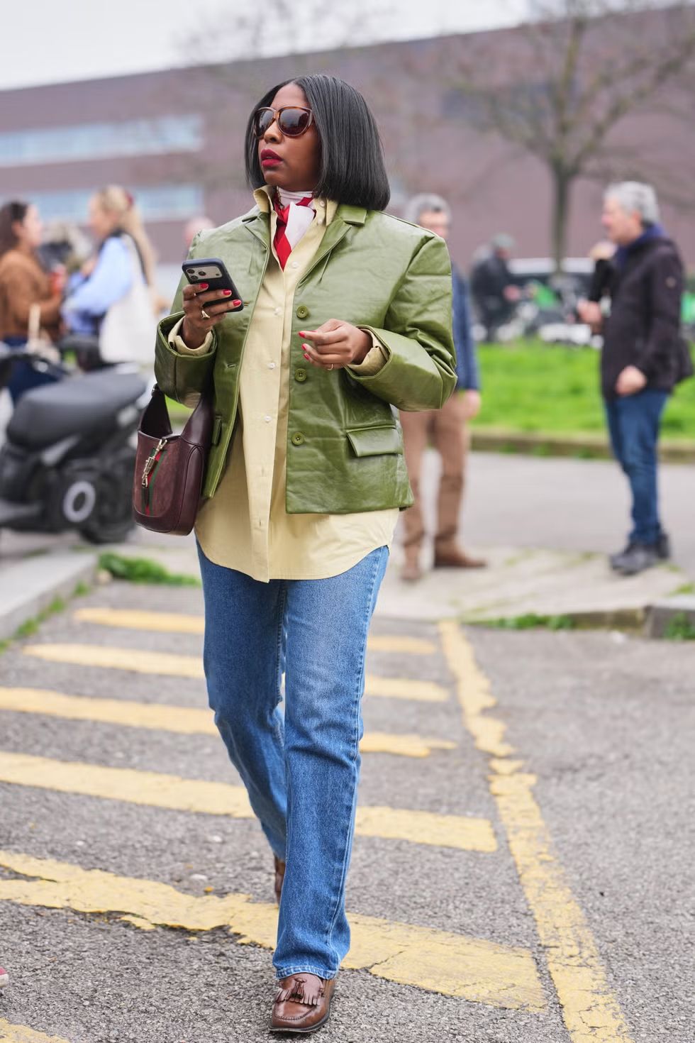 가죽 자켓과 청바지 스타일링 | Edward Berthelot//Getty Images