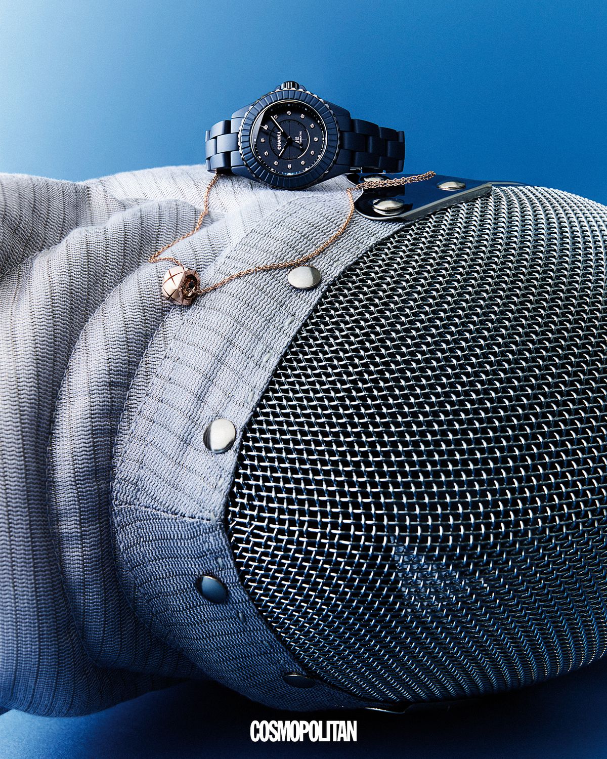 매트 블루 세라믹을 적용한 J12 워치 33mm, 베이지 골드 소재 코코 크러쉬 네크리스 모두 가격미정 Chanel. 