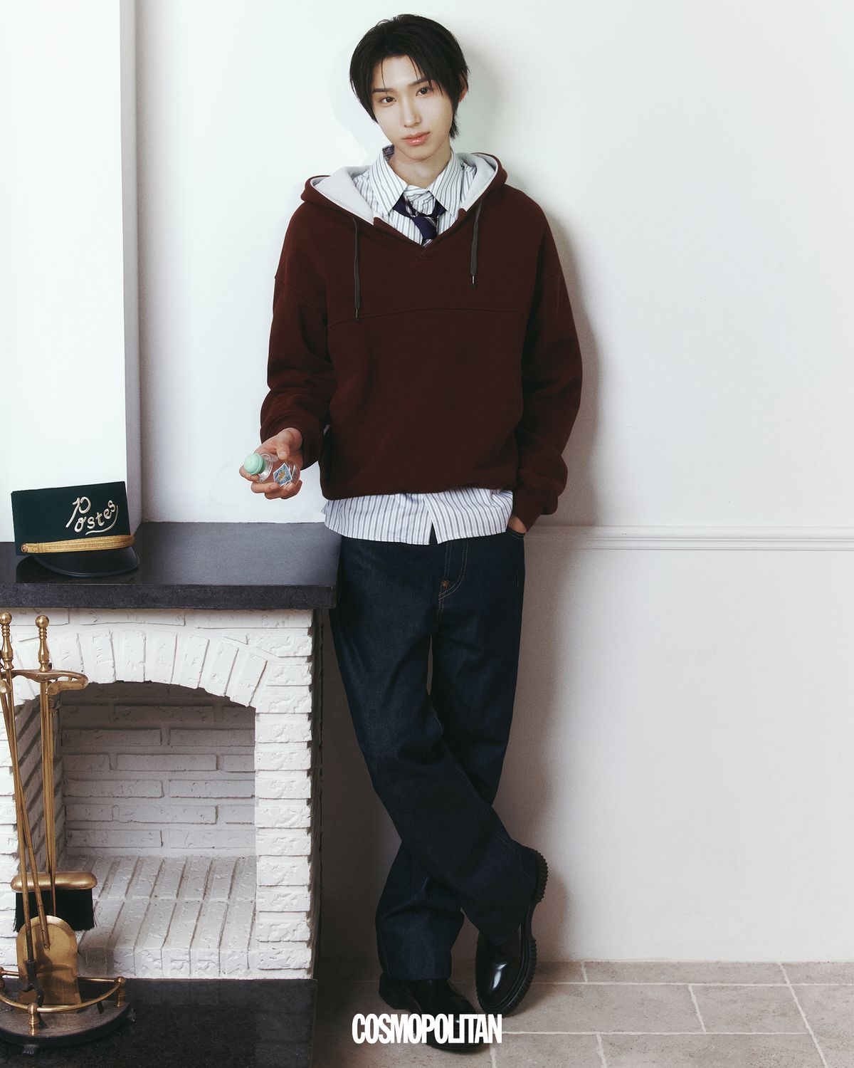 후디 Maison Margiela by Boontheshop. 타이 Thom Browne. 셔츠, 데님 팬츠, 부츠 스타일리스트 소장품. 