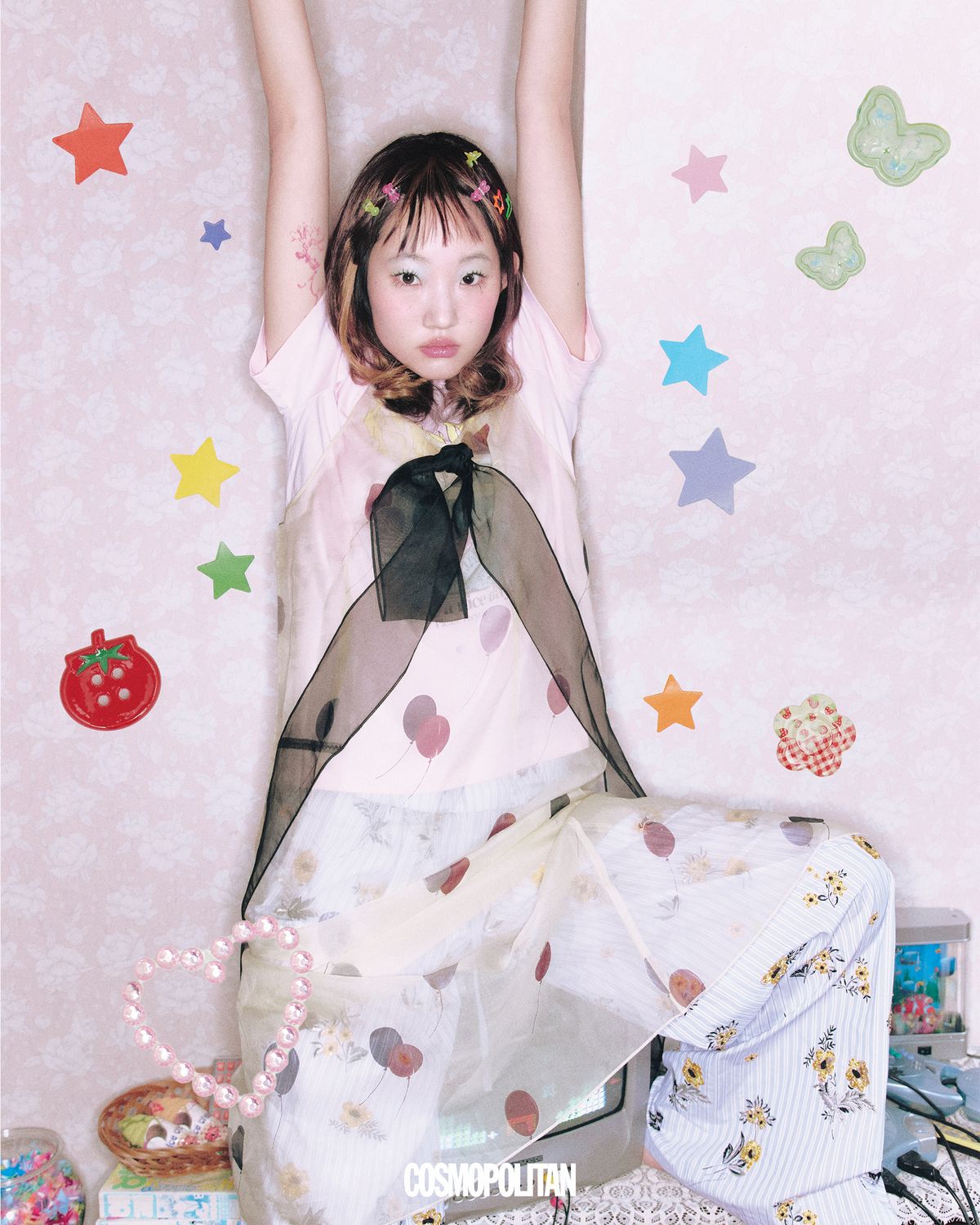 시어 드레스 가격미정 Coach. 그래픽 티셔츠 19만8천원 Ganni. 주얼 장식 팬츠 3천2백50만원 Dolce&Gabbana. 헤어핀 에디터 소장품.