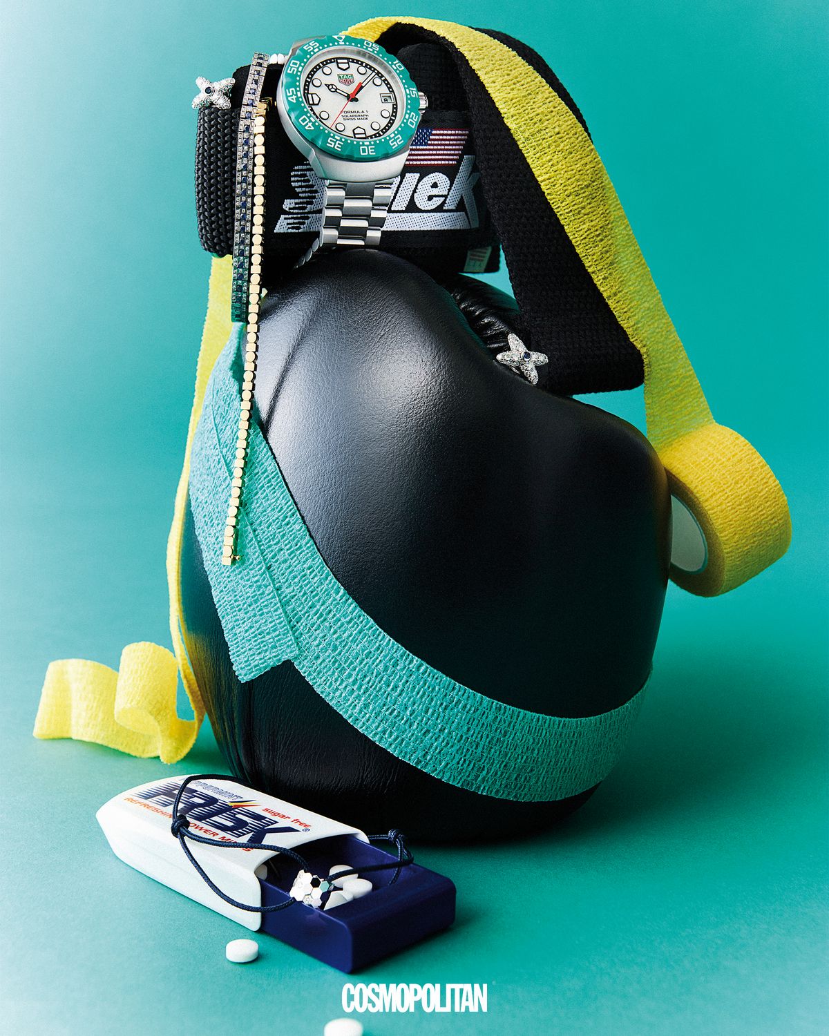 (왼쪽부터)사파이어 세팅의 주 드 리앙 이어링 1천4백80만원, 바닥에 놓인 비 드 쇼메 브레이슬릿 2백34만원 모두 Chaumet. 사파이어 세팅의 벨 에포크 브레이슬릿, 옐로 골드 벨 에포크 릴 브레이슬릿 모두 가격미정 Damiani. 회전하는 베젤이 타이어를 연상케 하는 포뮬러1 솔라그래프 워치 38mm 2백92만원 Tag Heuer. 