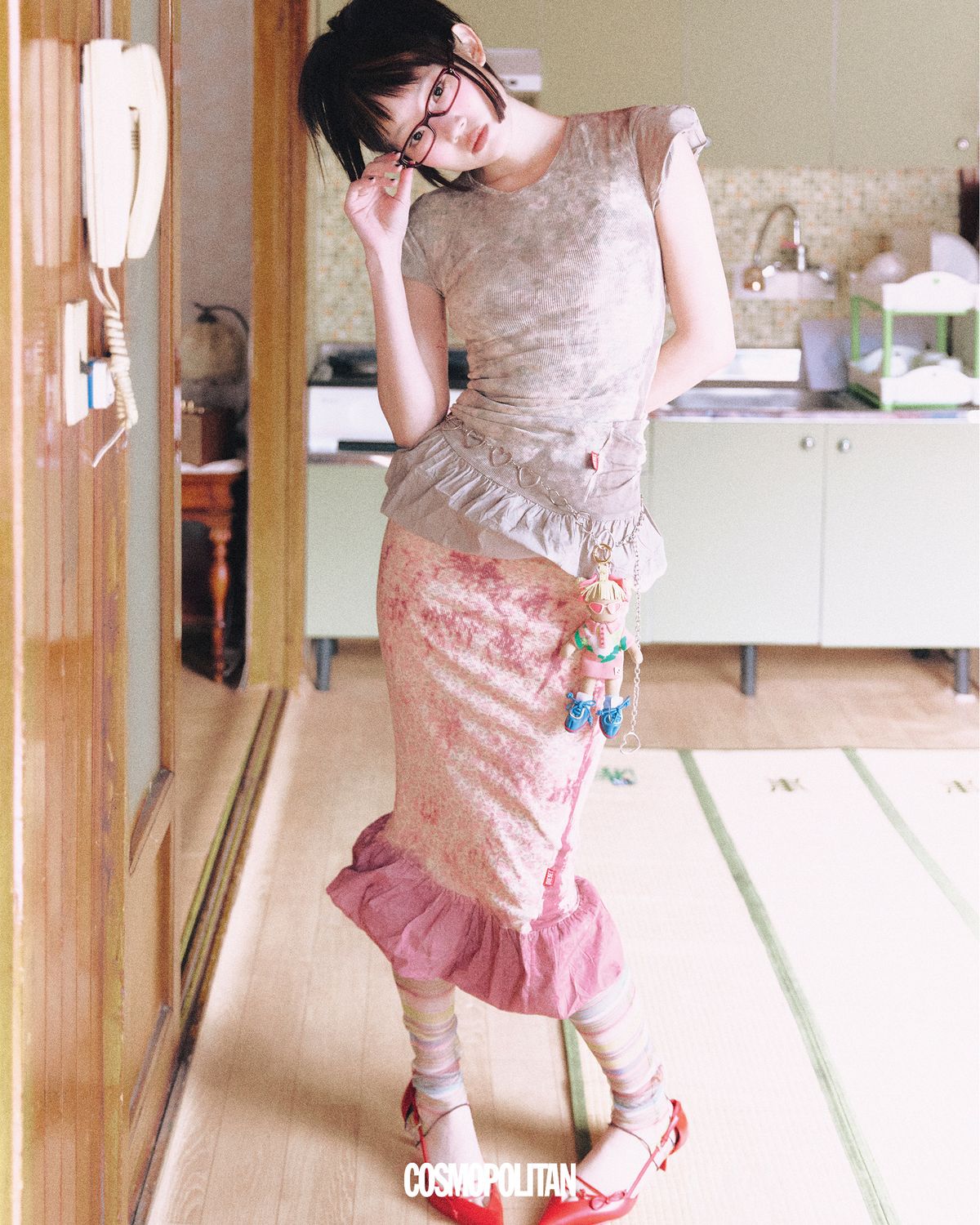 퍼프 장식 톱 56만원, 펜슬 스커트 56만원 모두 Diesel. 안경 30만원 Gentle Monster. 인형 백참 1백만원대 Fendi. 레그 워머 4만9천원 Minjiena. 키튼 힐 가격미정 Prada. 하트 체인 벨트 에디터 소장품. 