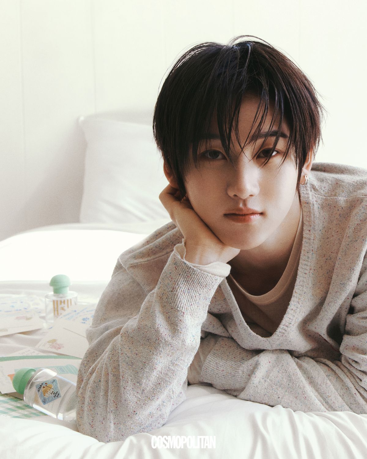 니트 톱 Masu. 티셔츠 Tonywack. 이너톱, 귀고리 스타일리스트 소장품. (위부터) 미모사의 향긋함과 잔잔한 머스크가 더해진 프롬 생트로페 EDP 50ml 7만원대 , 부드러운 찻잎과 깨끗한 화이트 플로럴이 어우러진 프롬 오타루 EDP 50ml 7만원대 모두 Postes.