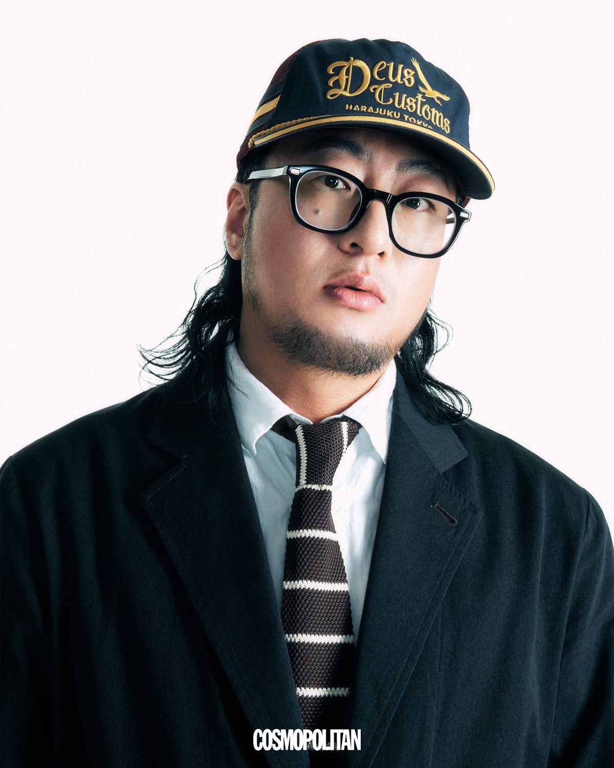  재킷 Kaptain Sunshine. 셔츠 Onitsuka Tiger. 볼캡 Deux Ex Machina. 타이 스타일리스트 소장품. 안경 본인 소장품.