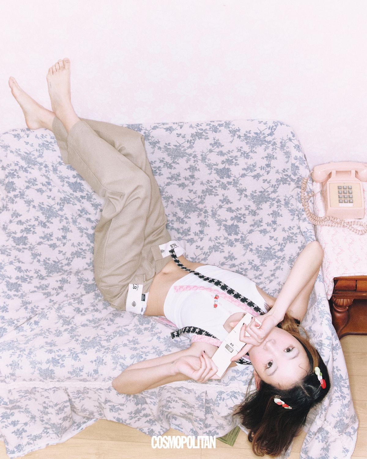 슬리브리스 톱 73만원 Dolce&Gabbana. 치노 팬츠 5만9천원 Dickies. 로고 목걸이 가격미정 Loewe. 별 패턴 스트랩 각각 7만9천원 모두 Minjiena. 헤어핀 에디터 소장품.