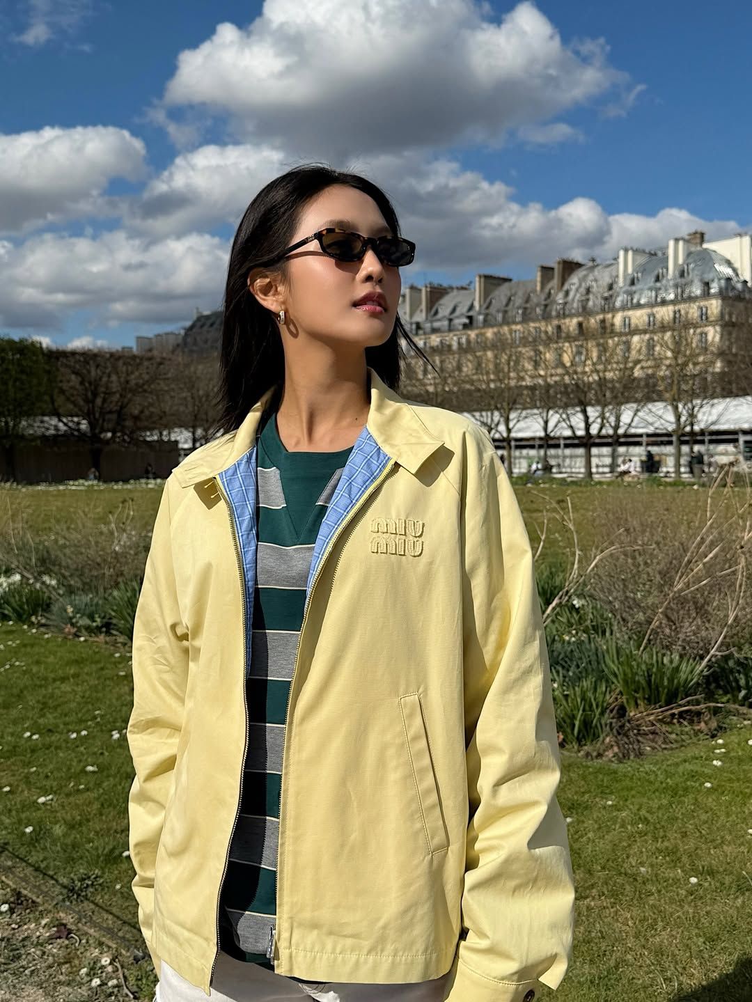 상큼한 옐로 컬러 해링턴 자켓을 입은 민니 @min.nicha