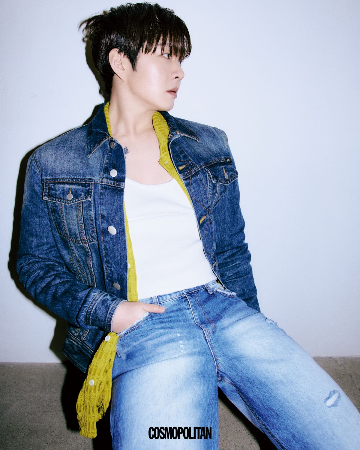 데님 재킷 Givenchy. 셔츠, 슬리브리스 톱, 데님 팬츠 스타일리스트 소장품.