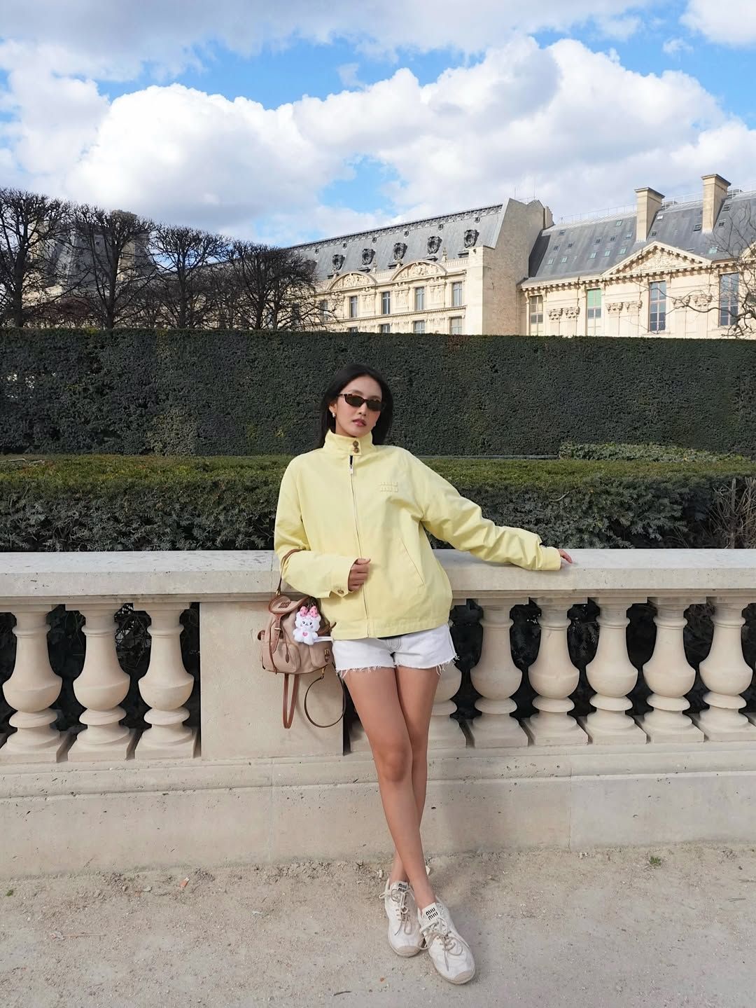 상큼한 옐로 컬러 해링턴 자켓을 입은 민니 @min.nicha