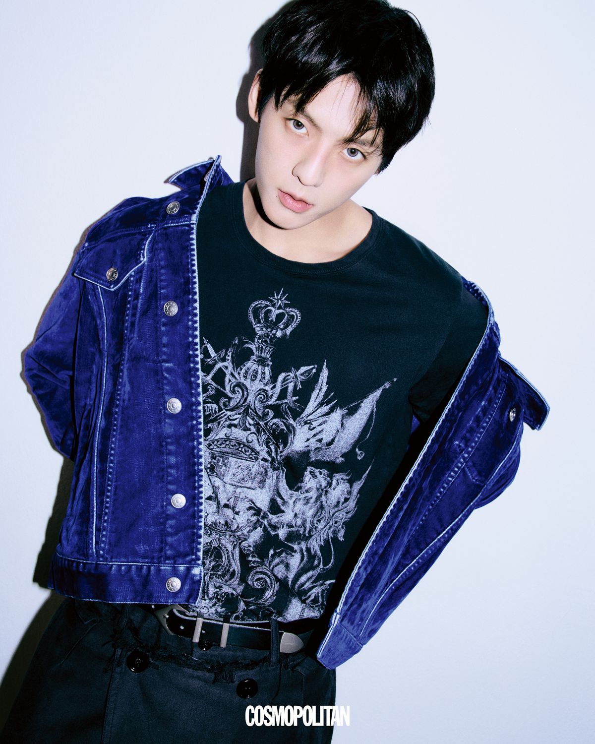 데님 재킷 Marni. 티셔츠, 반지 스타일리스트 소장품.