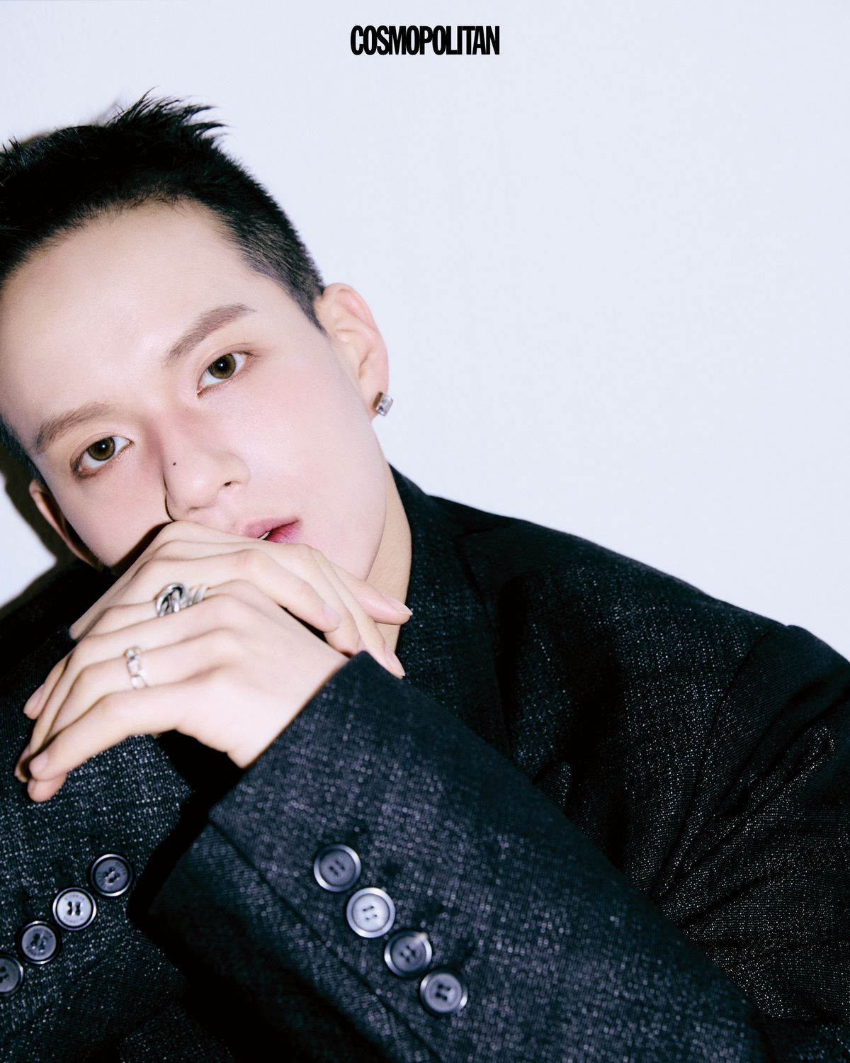 재킷 Neu_in. 귀고리, 반지 스타일리스트 소장품.