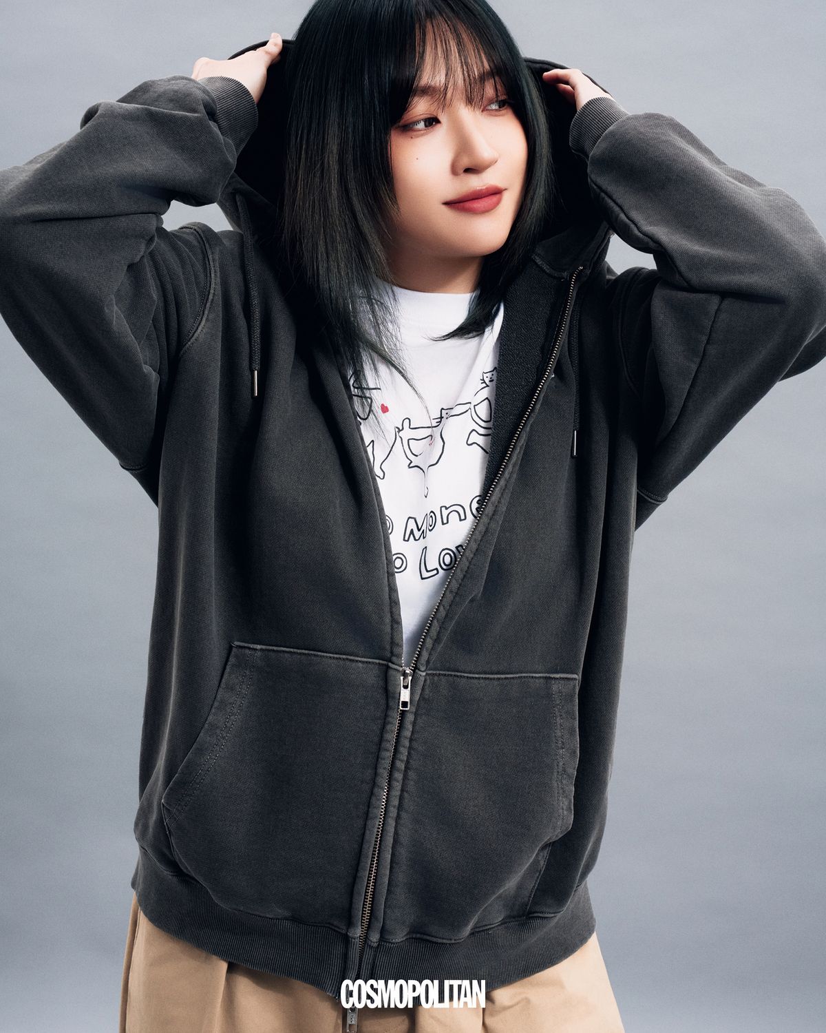 피그먼트 그레이 후드 스웨트 셔츠, ‘No Money No Love’ 티셔츠 모두 Cosmopolitan x Kubin x CPGN Studio. 팬츠 스타일리스트 소장품.