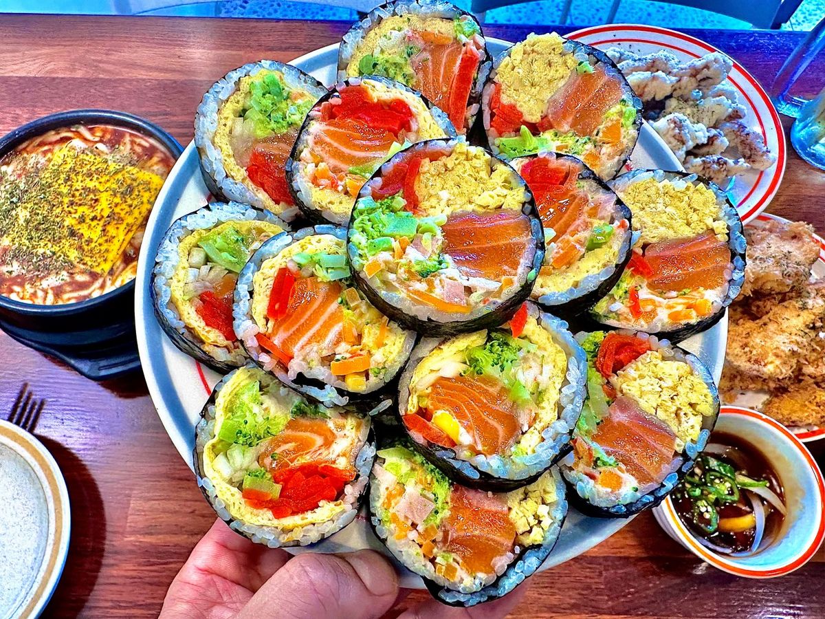 다양한 스타일의 떡볶이과 함께 맥주, 하이볼을 한잔 하기 좋은 그동네떡볶이 연남점. 사진 네이버 지도 그동네떡볶이 연남점 업체 등록 사진