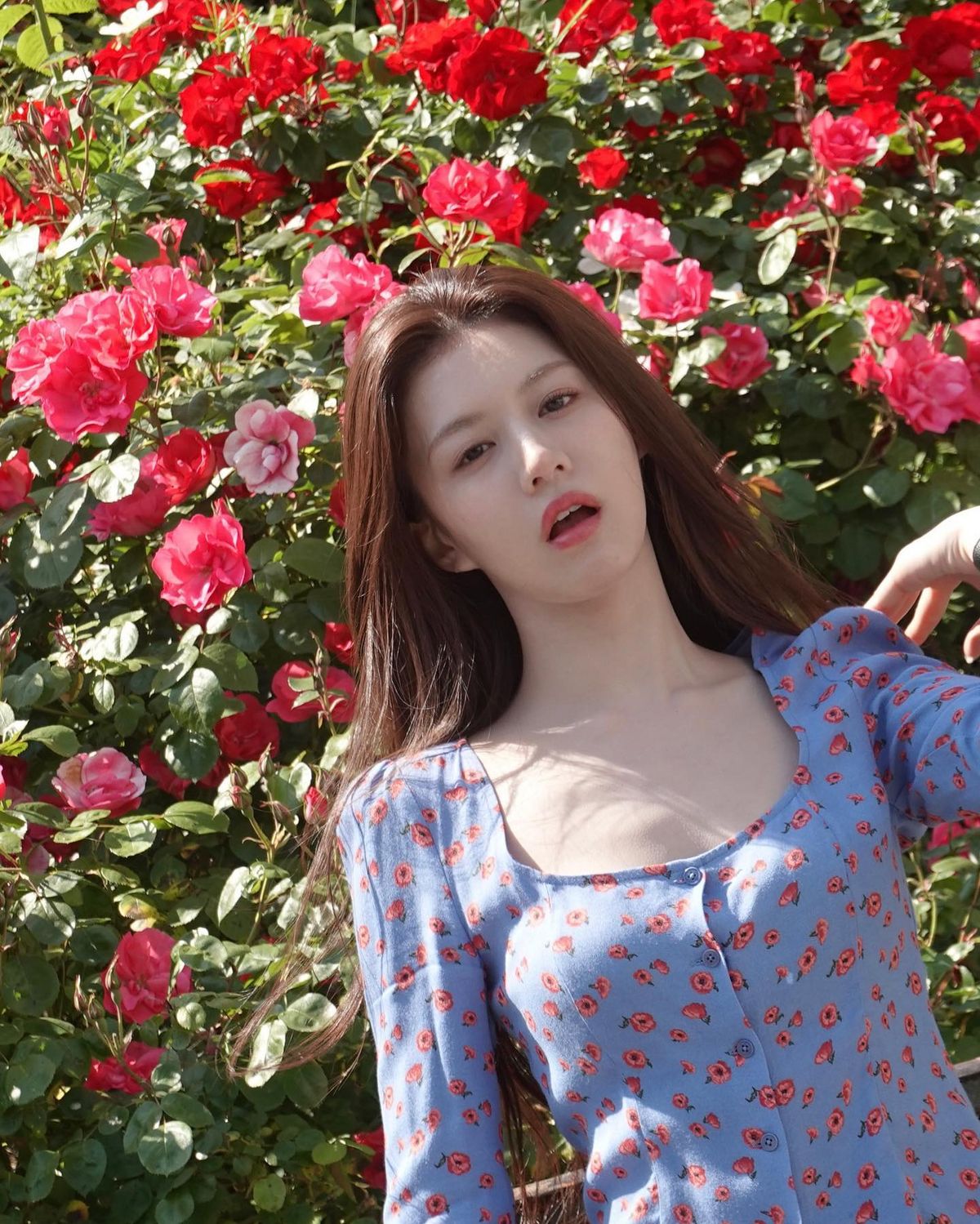 고윤정의 꽃 무늬 블라우스 코디. 인스타그램 @goyounjung