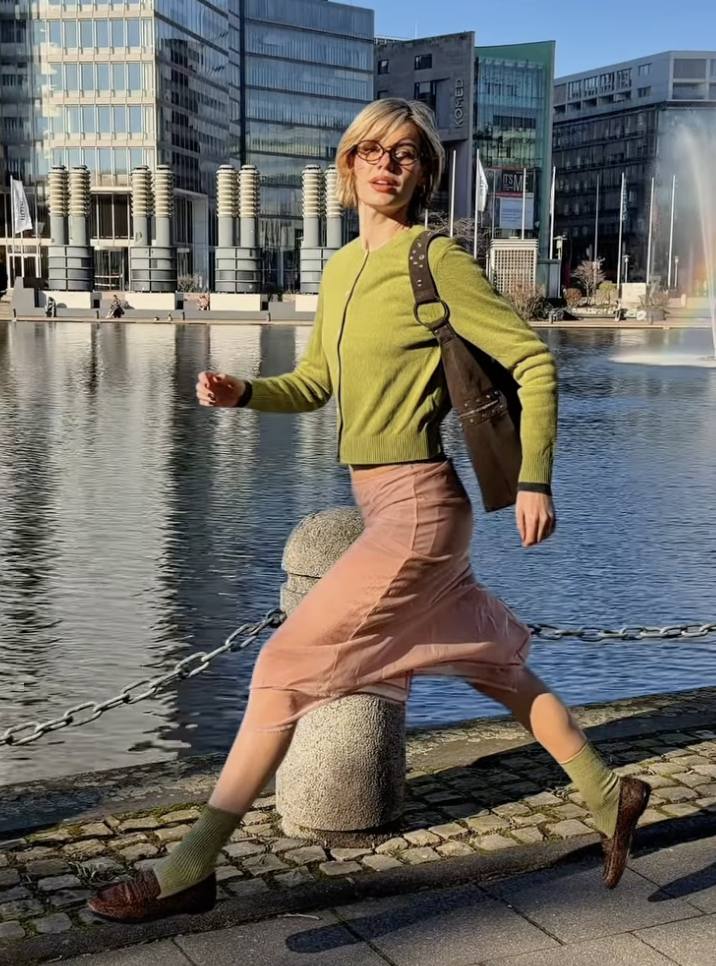 그린 핑크 조합으로 다채로운 룩을 선보인 패션 인플루언서 린다 슐츠 @linda.sza