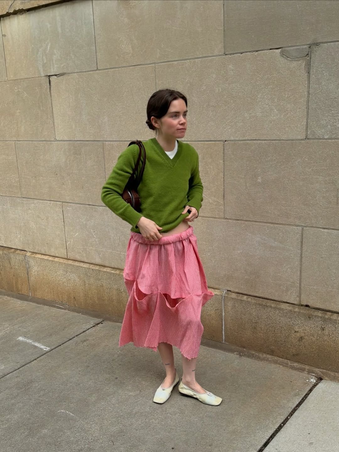 그린 핑크 조합을 데일리 웨어로 활용한 패션 인플루언서 리스 블루스테인 @double3xposure