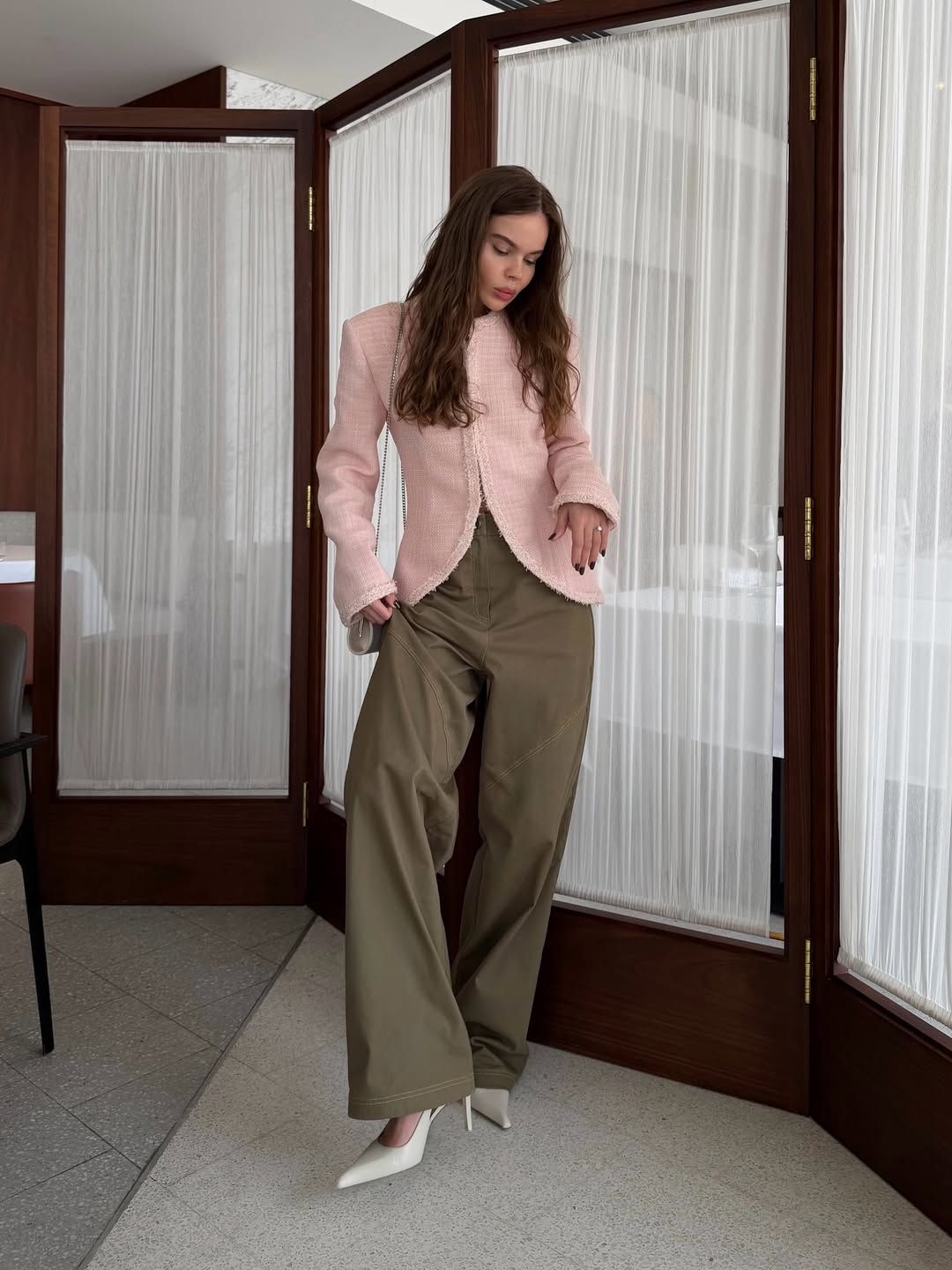 그린 핑크 조합을 드레스업 스타일로 소화한 패션 인플루언서 알레나 코브투노바 @alenakout