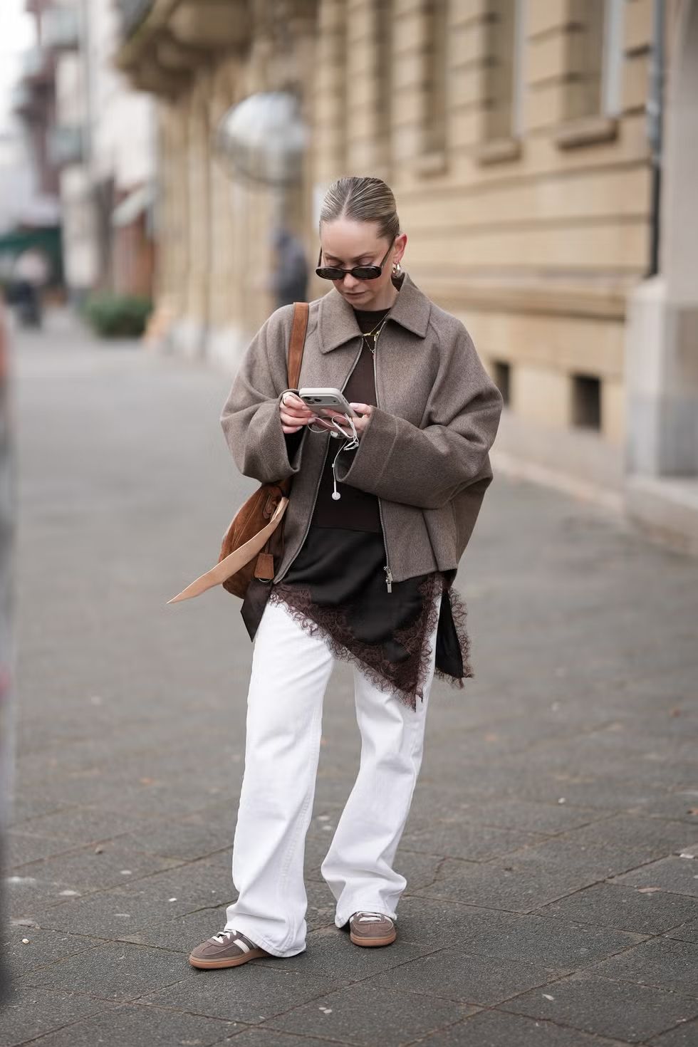 흰색 청바지 코디 | 사진 Moritz Scholz//Getty Images