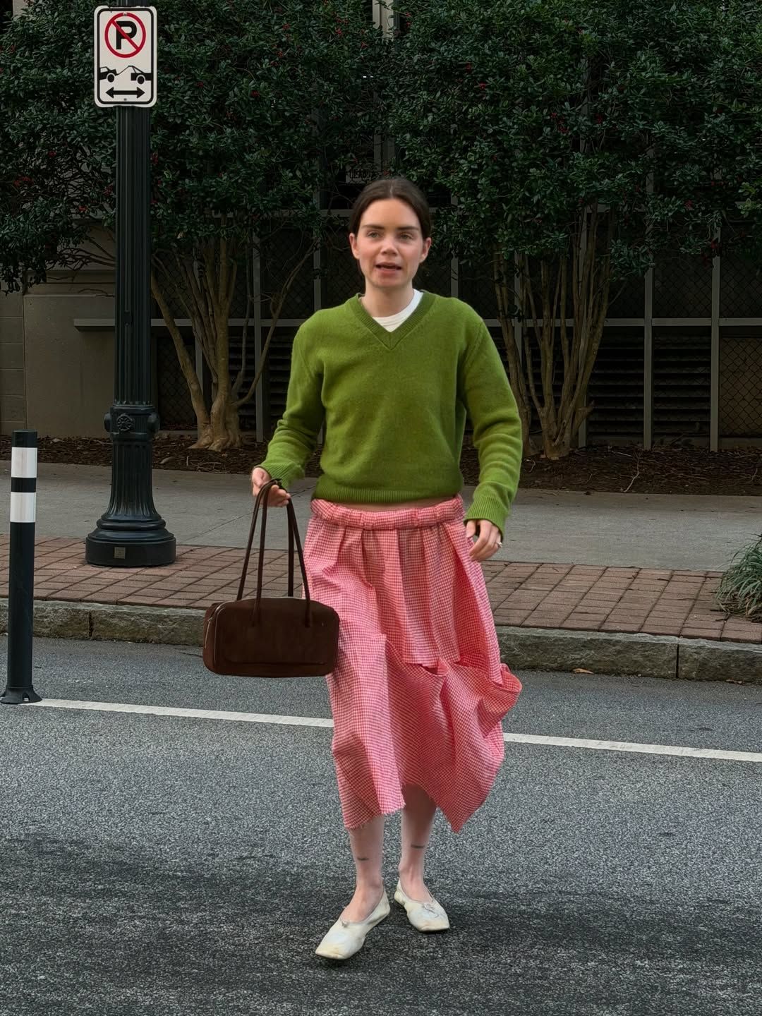 그린 핑크 조합을 데일리 웨어로 활용한 패션 인플루언서 리스 블루스테인 @double3xposure