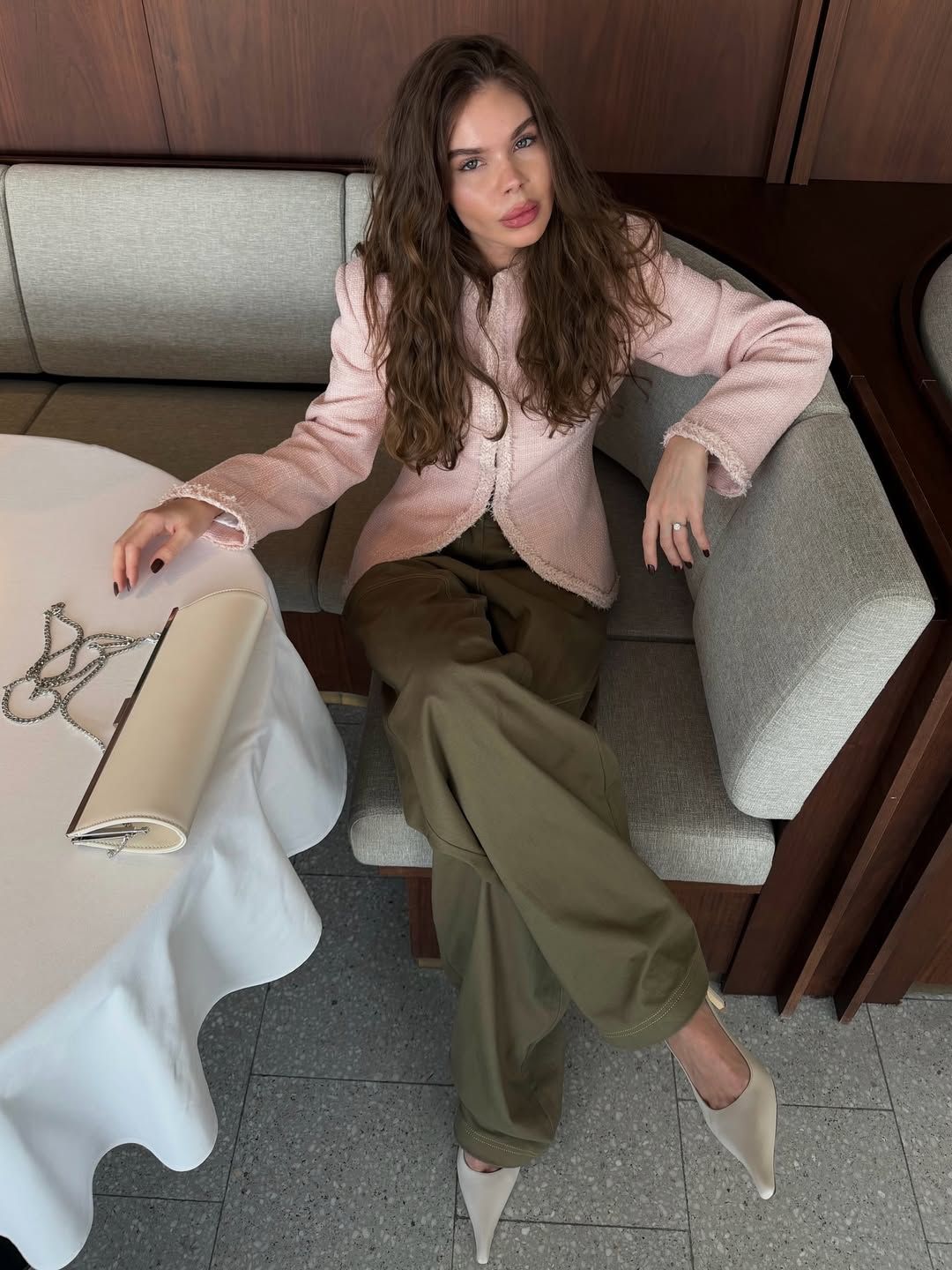 그린 핑크 조합을 드레스업 스타일로 소화한 패션 인플루언서 알레나 코브투노바 @alenakout