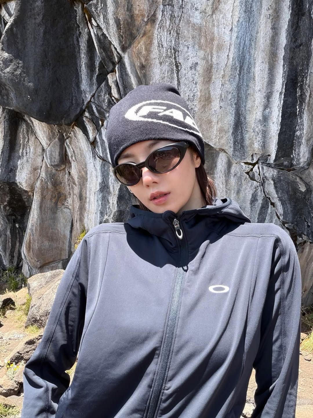 올 블랙 | 인스타그램 @silver_rain.__