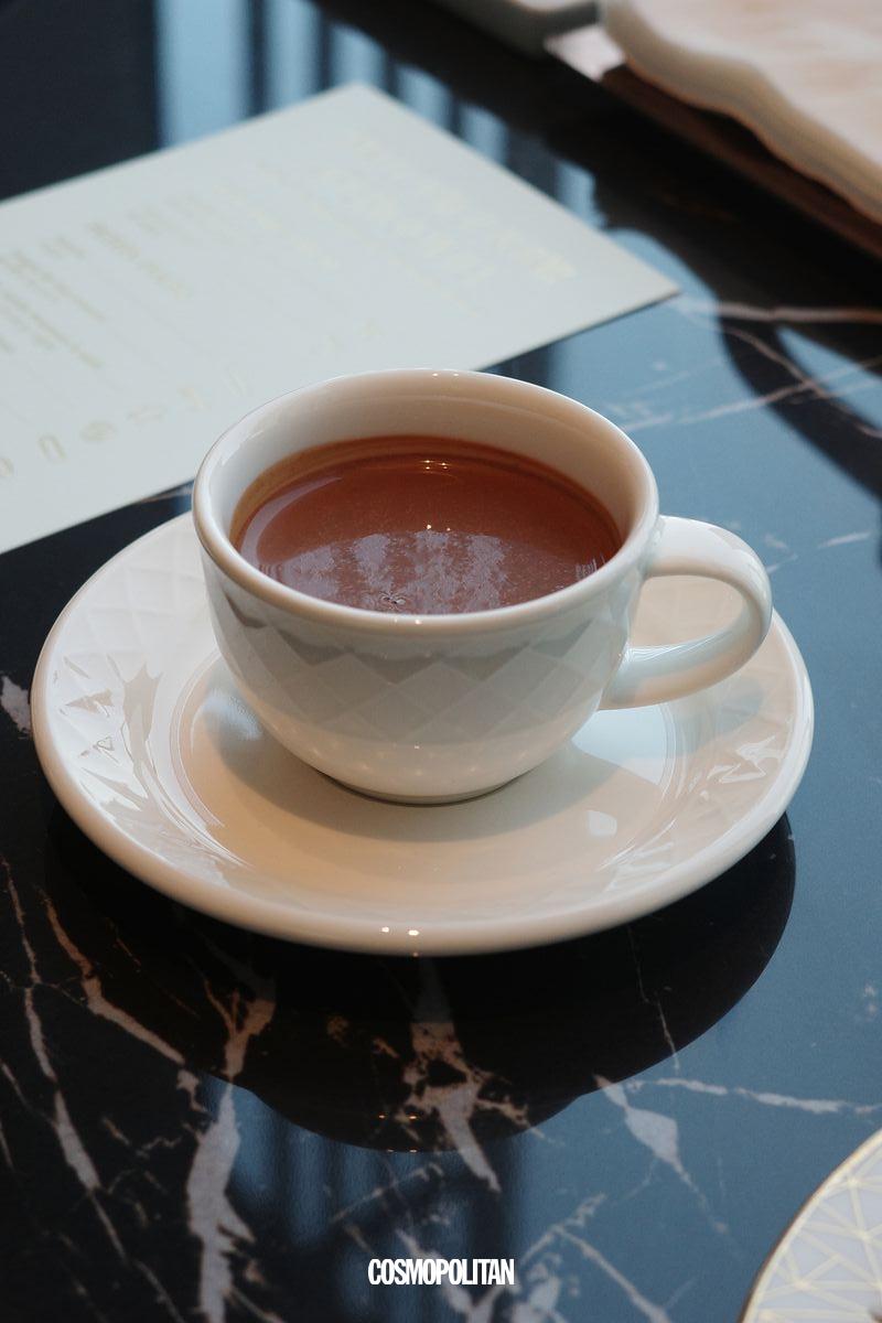 오페라 초콜릿을 녹여 진한 풍미를 느낄 수 있는 핫 초코.