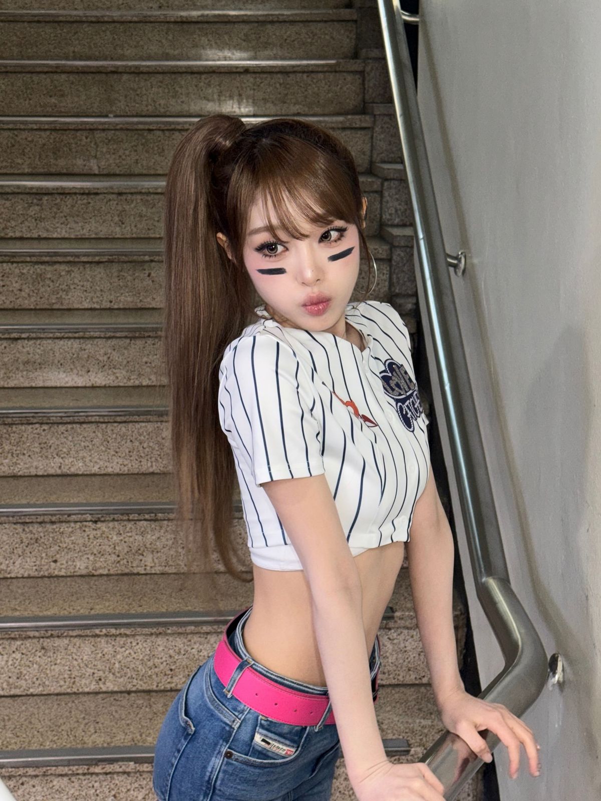 최예나의 네온 코디. 인스타그램 @yena.jigumina