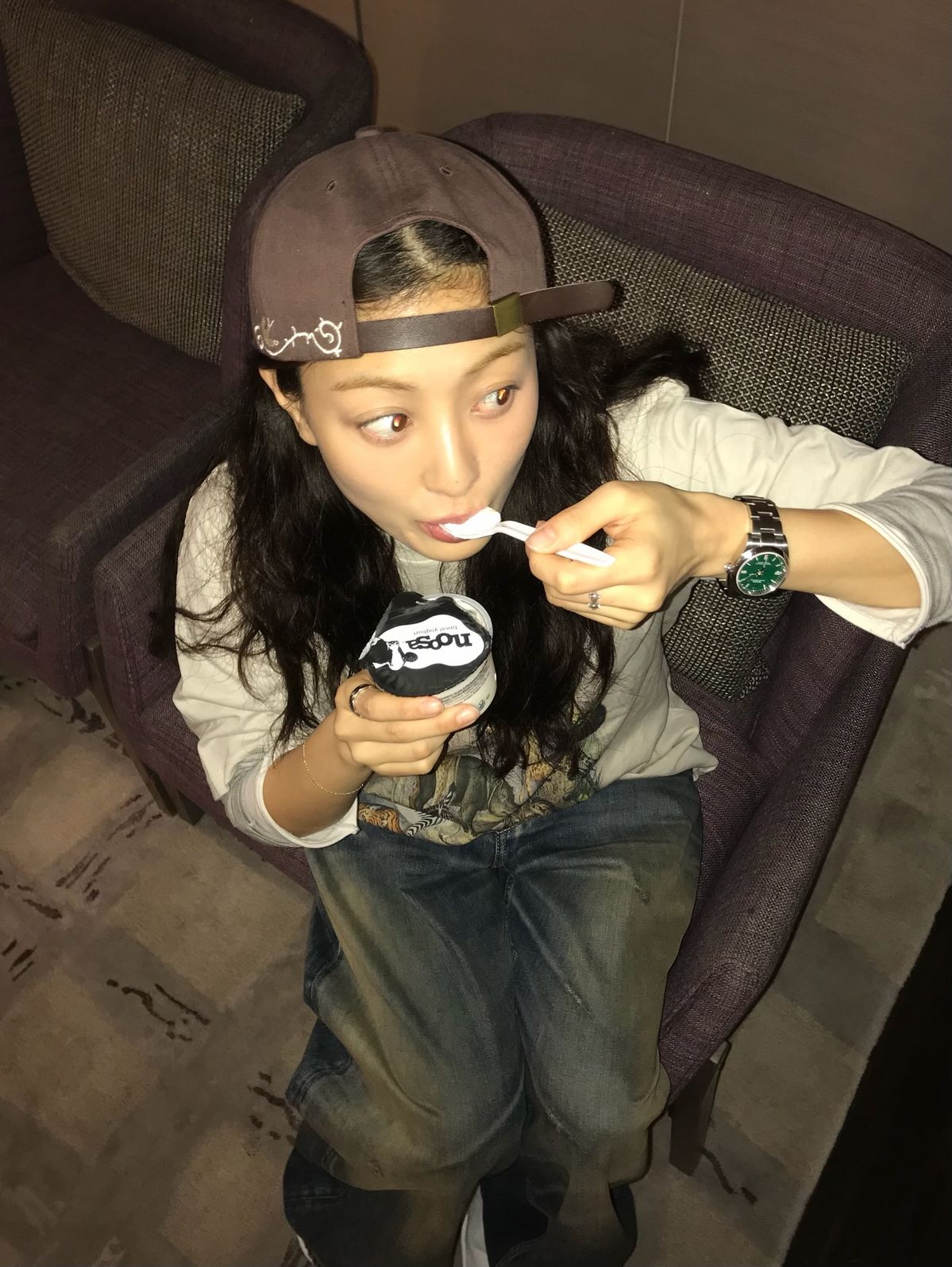 지효의 긴팔 티셔츠 코디. 인스타그램 @_zyozyo