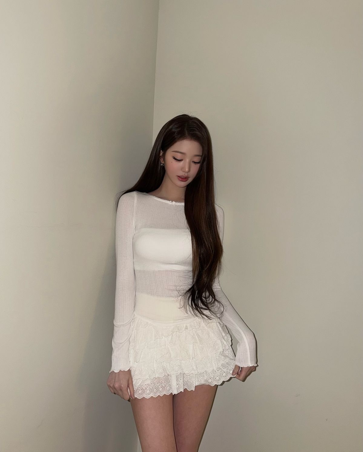 장원영의 긴팔 티셔츠 코디. 인스타그램 @for_everyoung10